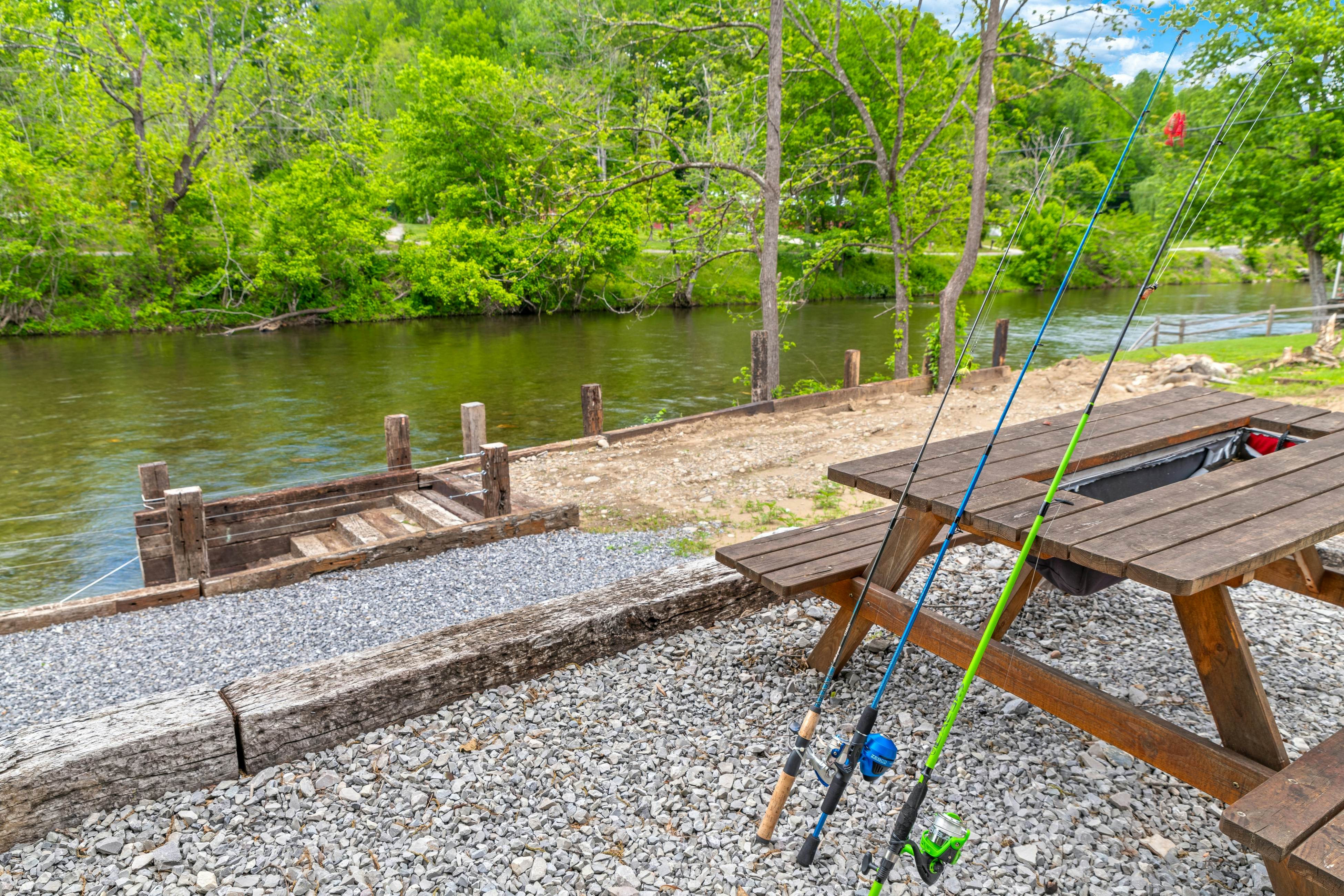 Highly Rated New Riverfront Cabin. Full of Windows, Hot Tub, Pool Table, Sleeps 12