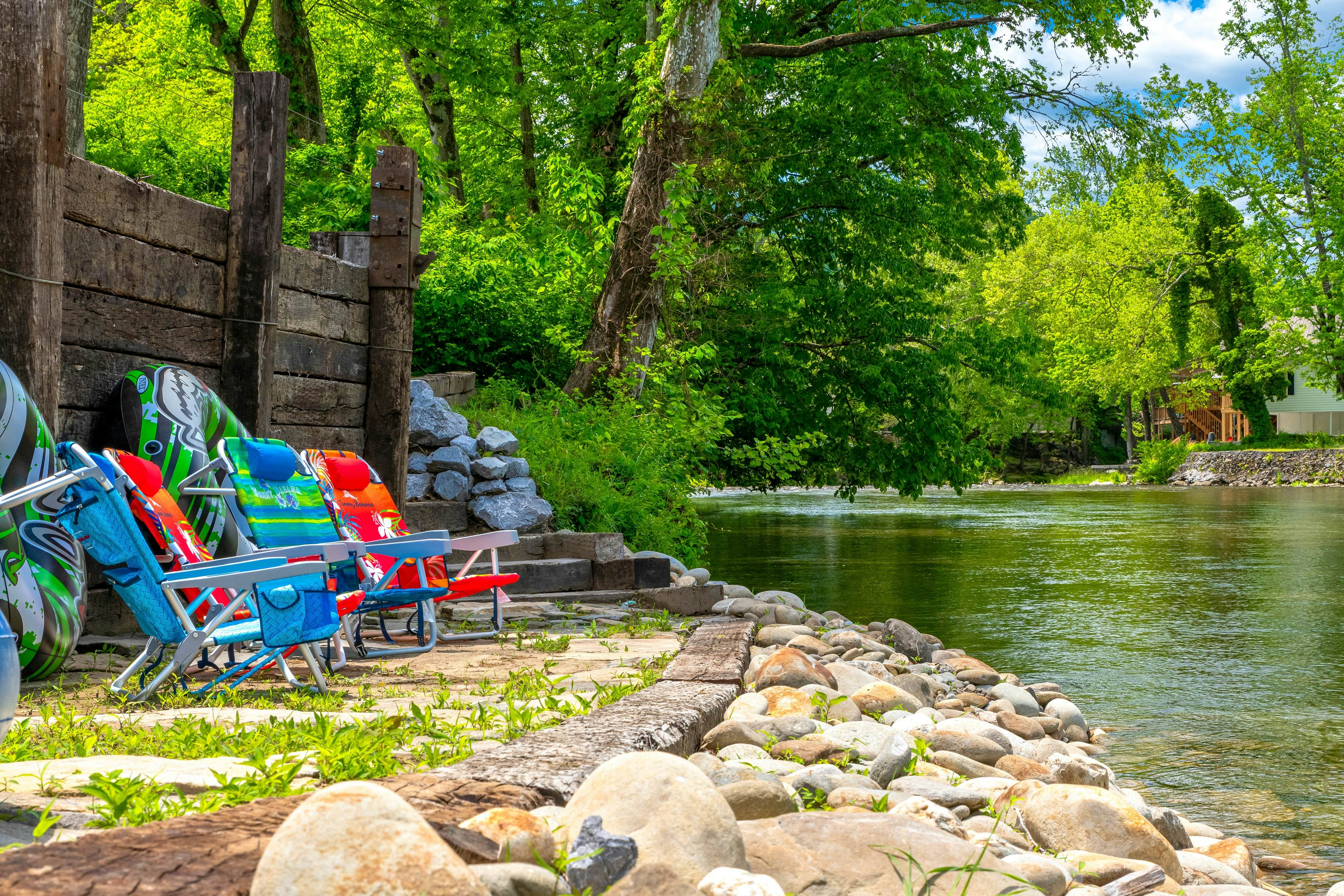 Highly Rated New Riverfront Cabin. Full of Windows, Hot Tub, Pool Table, Sleeps 12
