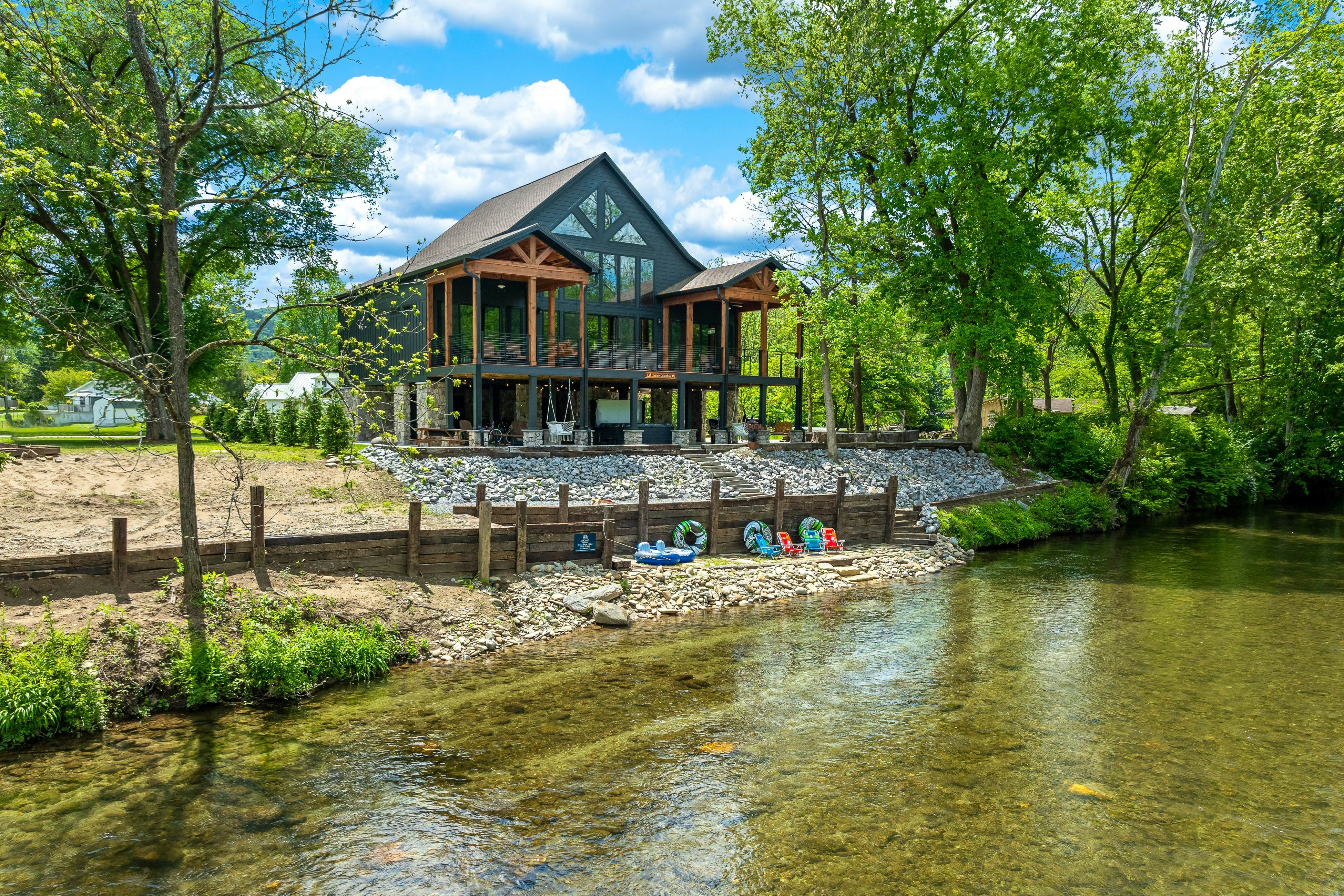 Highly Rated New Riverfront Cabin. Full of Windows, Hot Tub, Pool Table, Sleeps 12