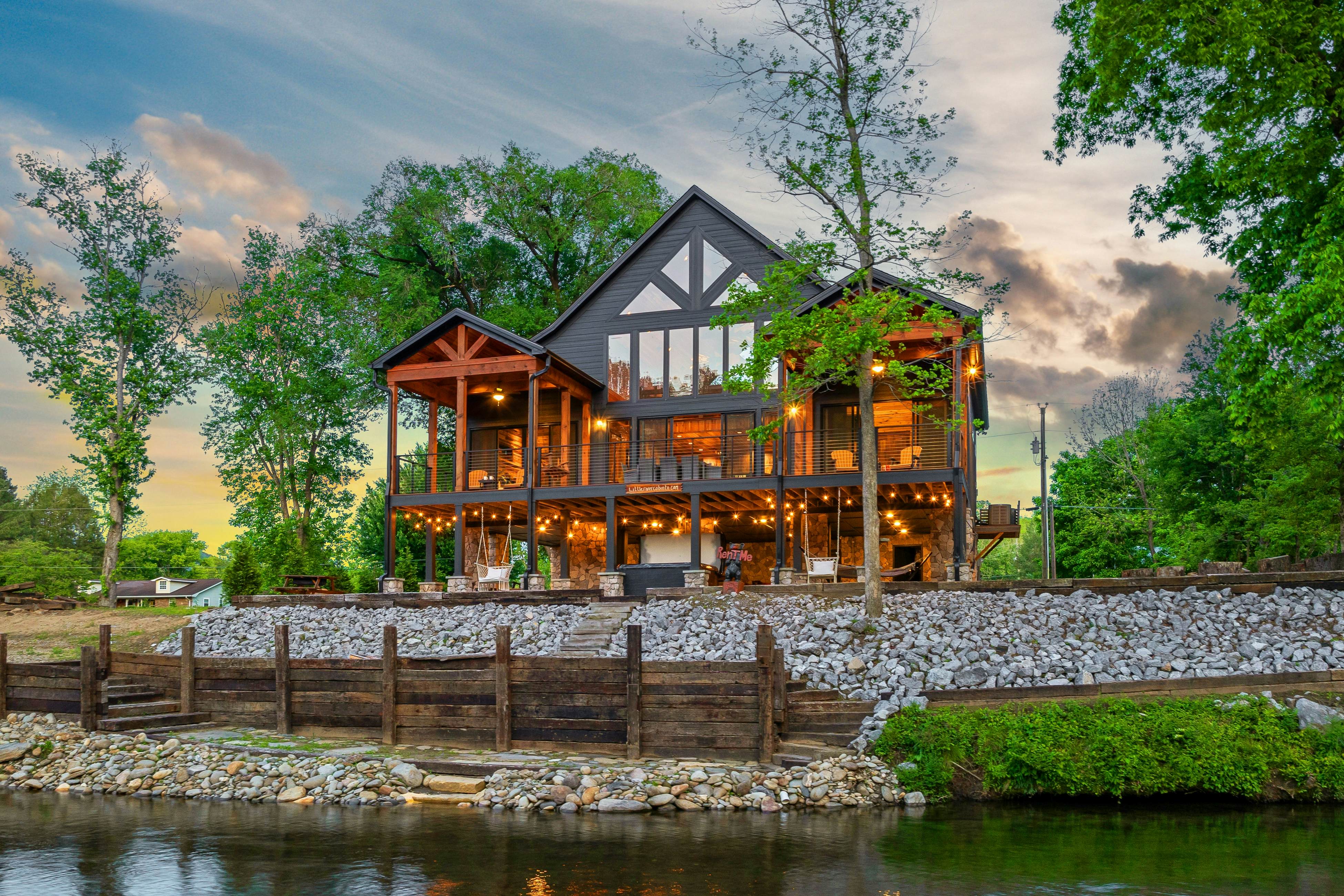 Highly Rated New Riverfront Cabin. Full of Windows, Hot Tub, Pool Table, Sleeps 12