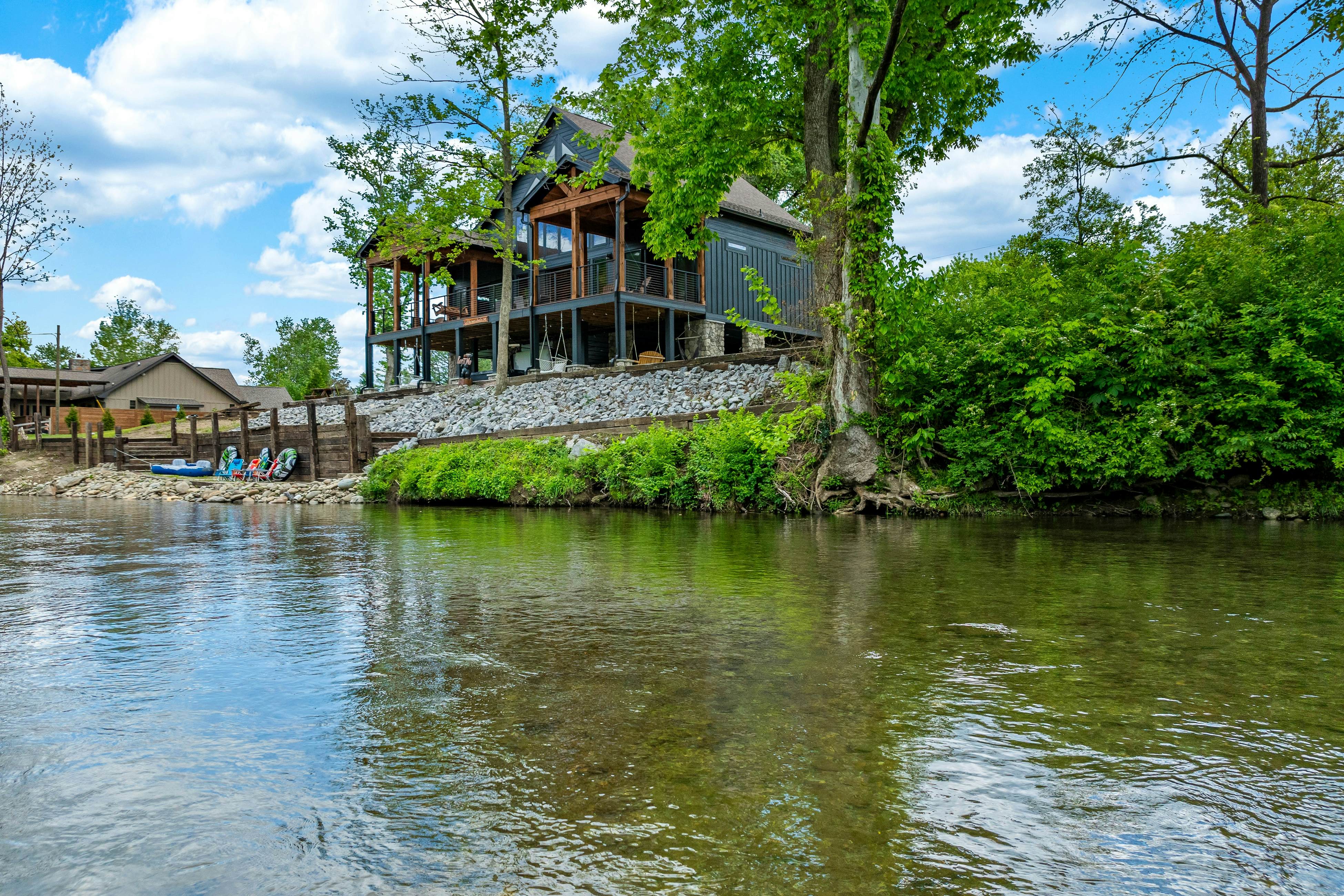 Highly Rated New Riverfront Cabin. Full of Windows, Hot Tub, Pool Table, Sleeps 12