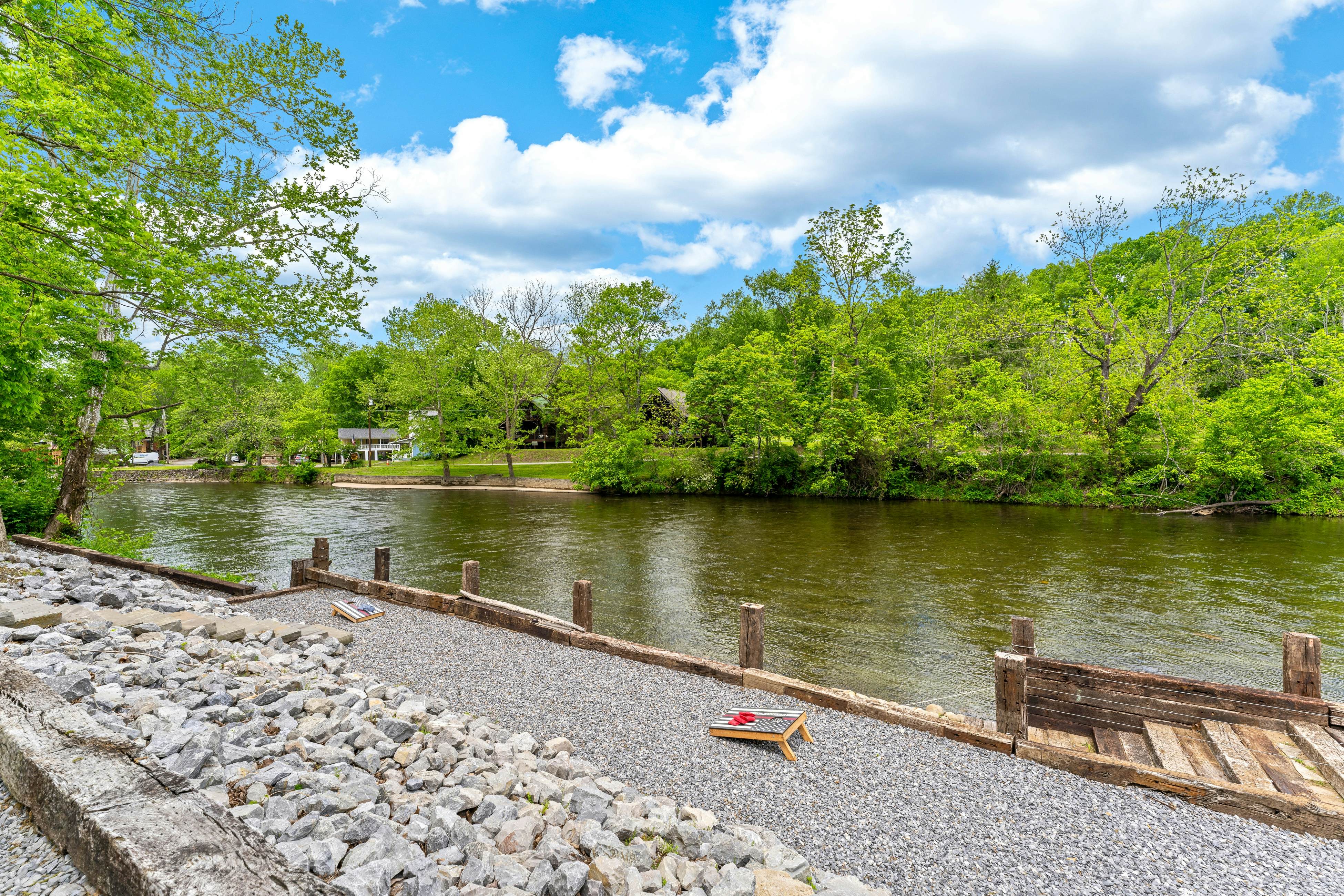 Highly Rated New Riverfront Cabin. Full of Windows, Hot Tub, Pool Table, Sleeps 12