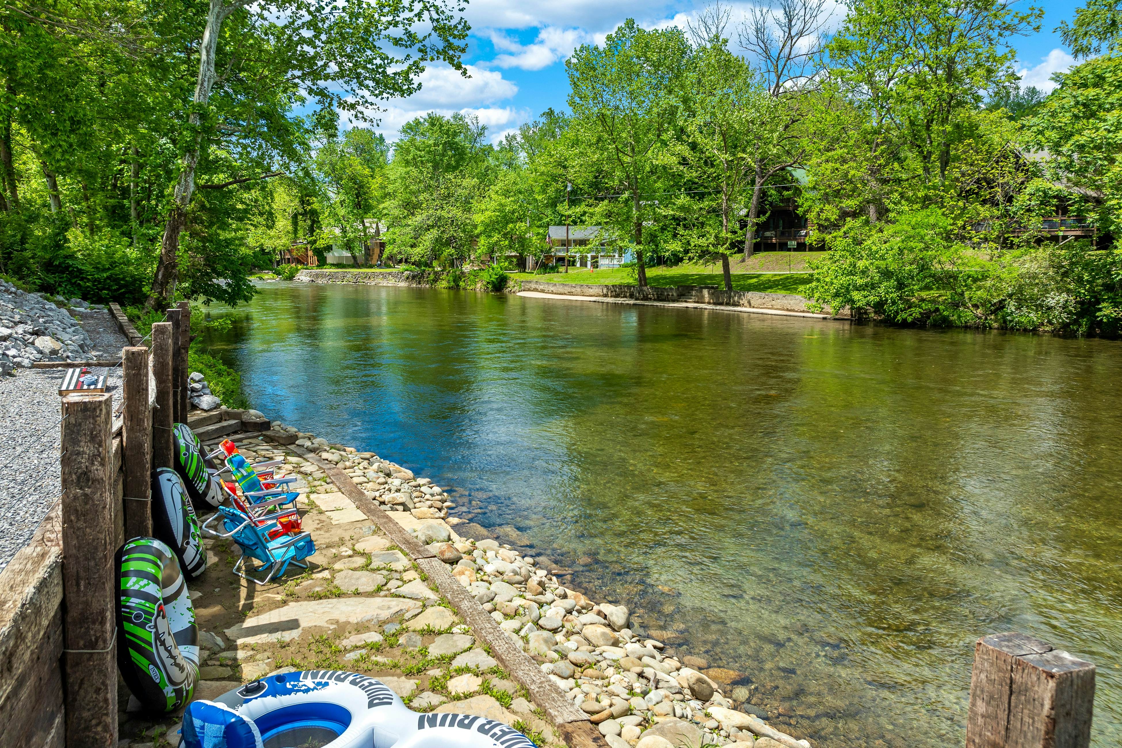 Highly Rated New Riverfront Cabin. Full of Windows, Hot Tub, Pool Table, Sleeps 12