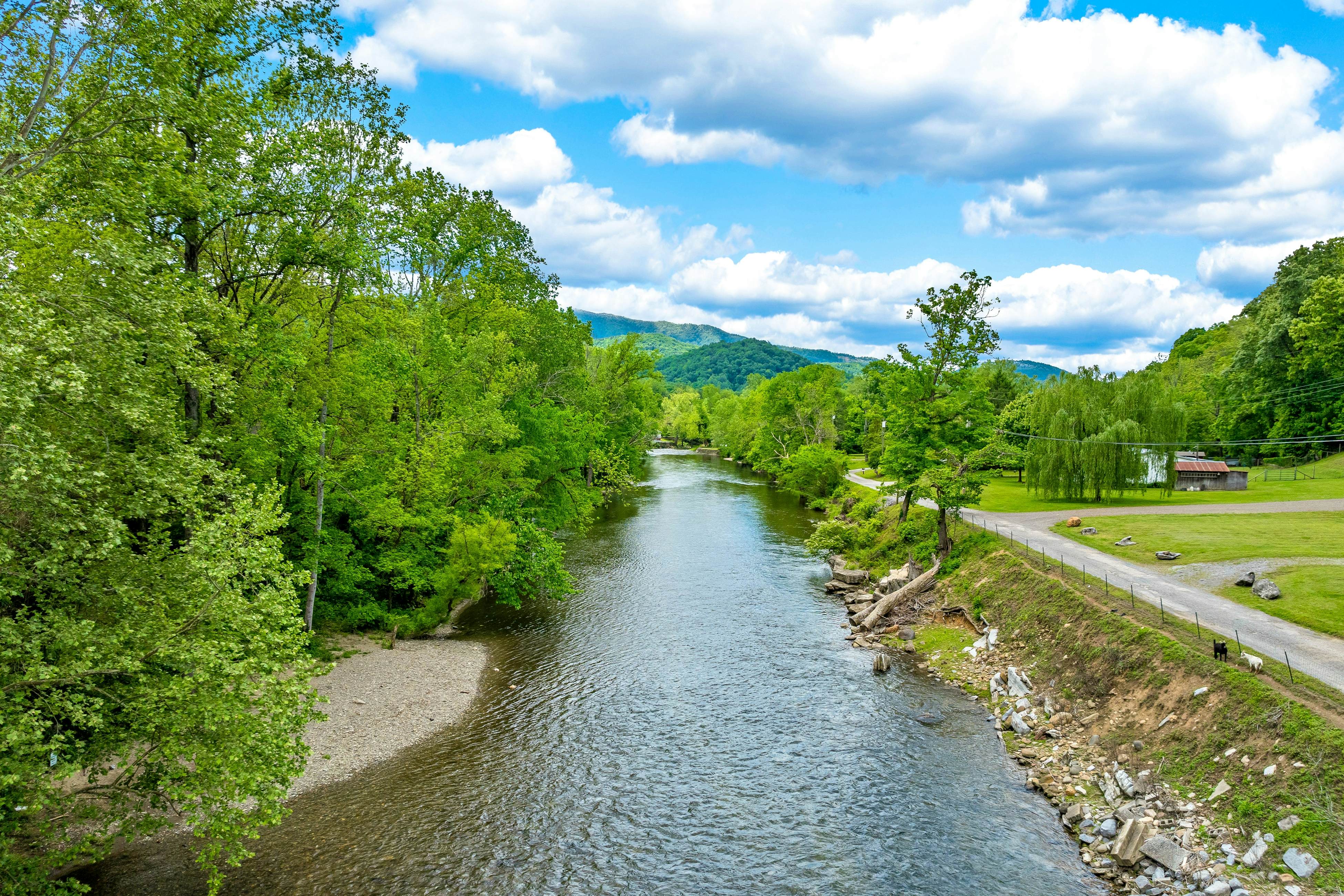 Highly Rated New Riverfront Cabin. Full of Windows, Hot Tub, Pool Table, Sleeps 12