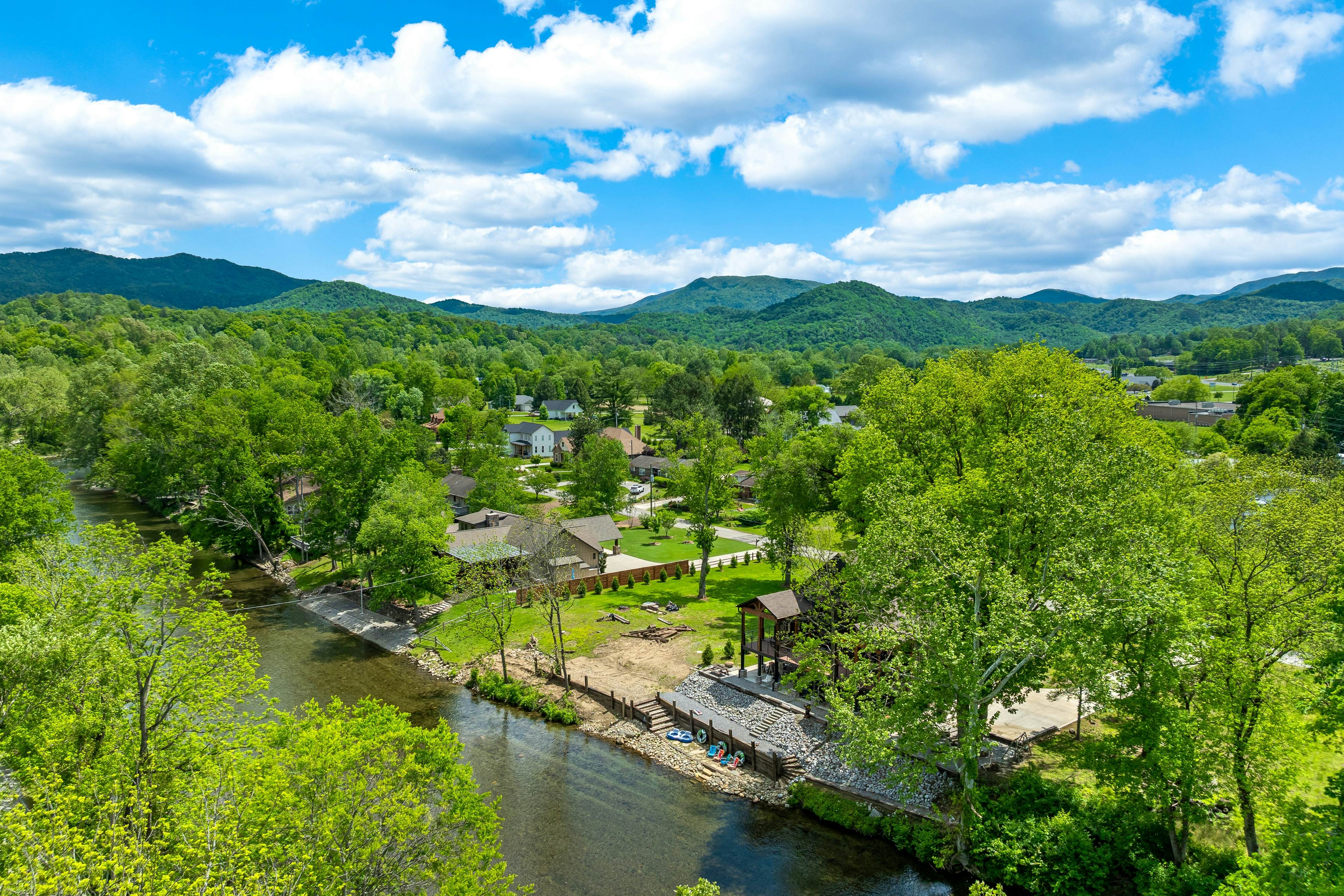 Highly Rated New Riverfront Cabin. Full of Windows, Hot Tub, Pool Table, Sleeps 12