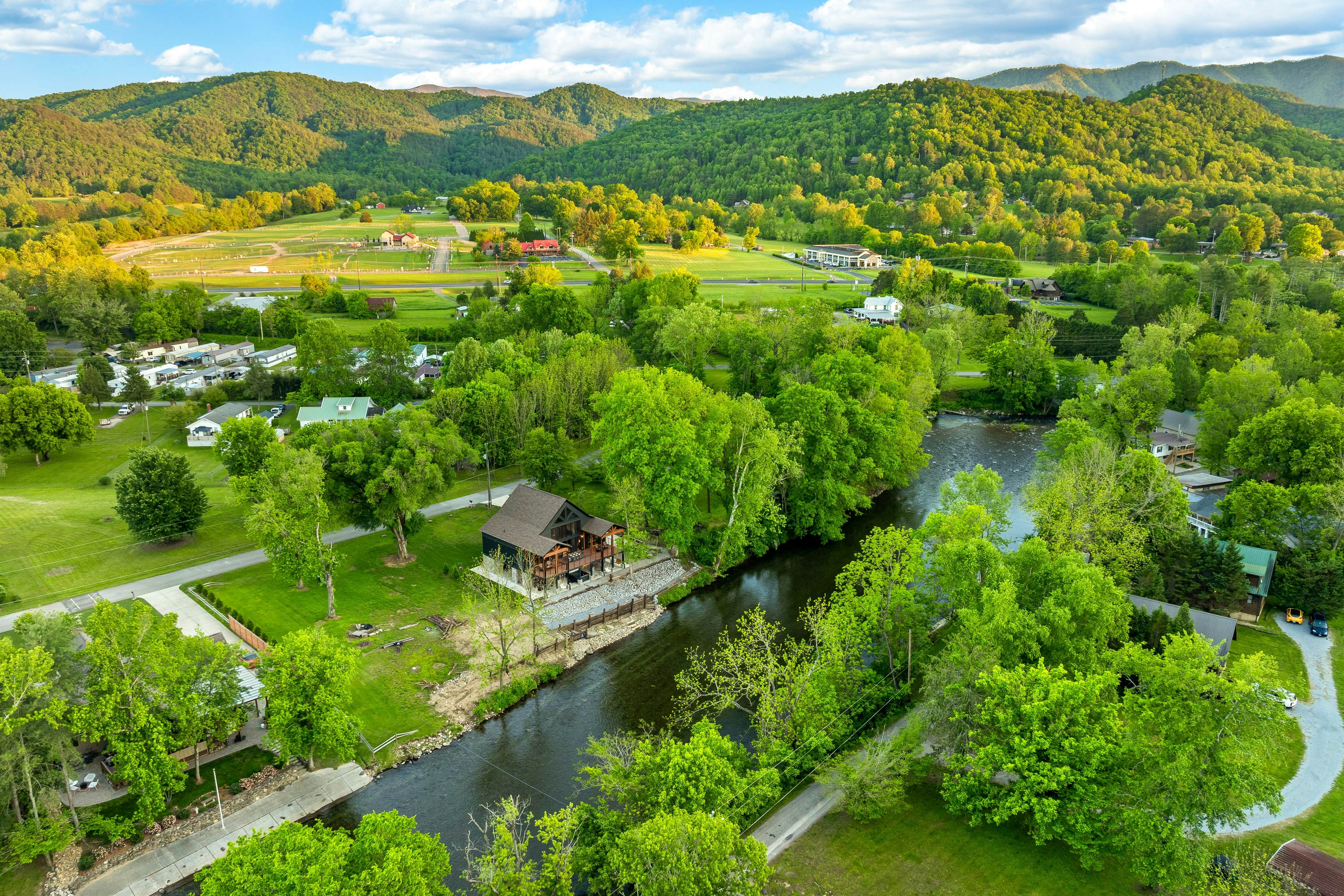 Highly Rated New Riverfront Cabin. Full of Windows, Hot Tub, Pool Table, Sleeps 12