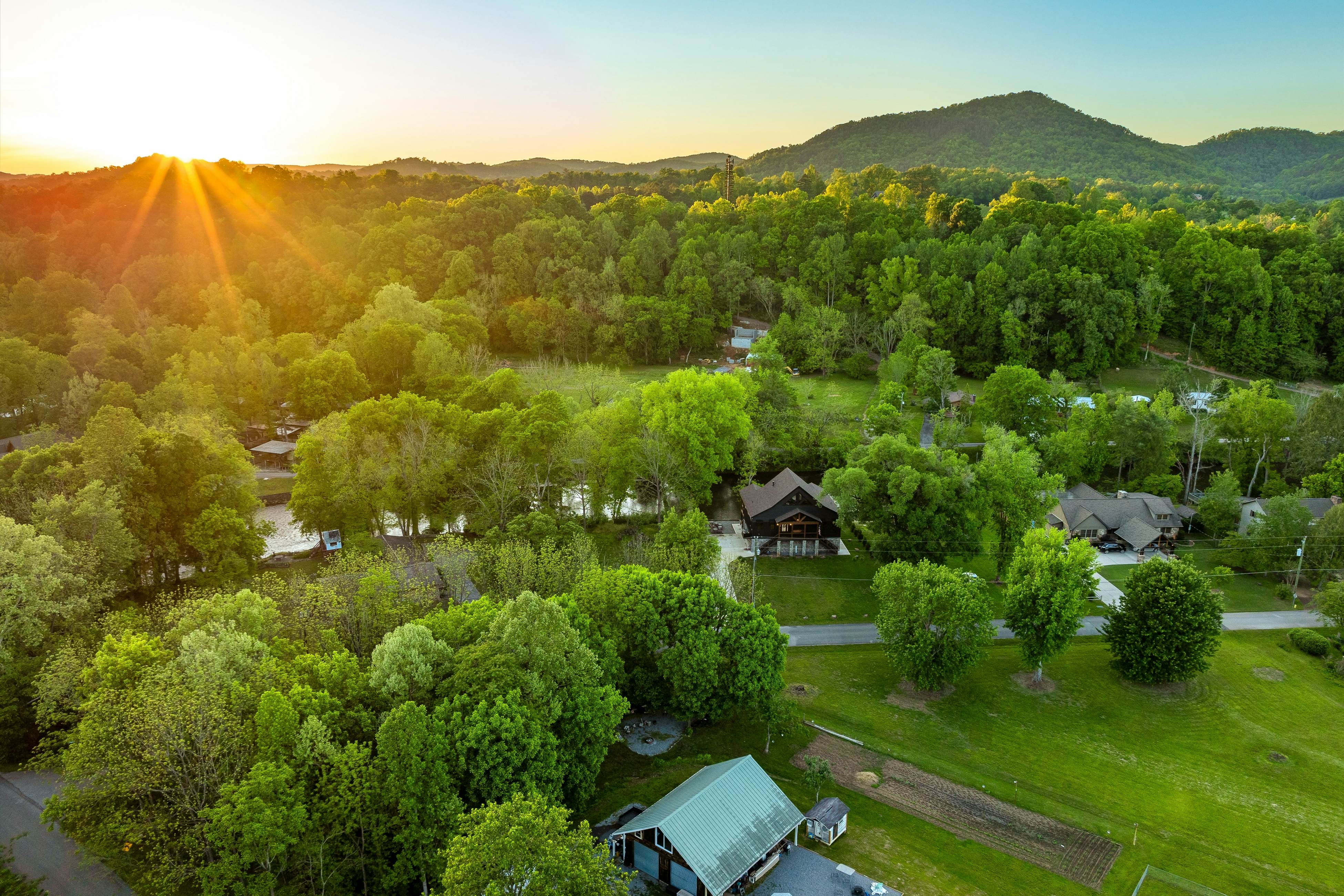 Highly Rated New Riverfront Cabin. Full of Windows, Hot Tub, Pool Table, Sleeps 12