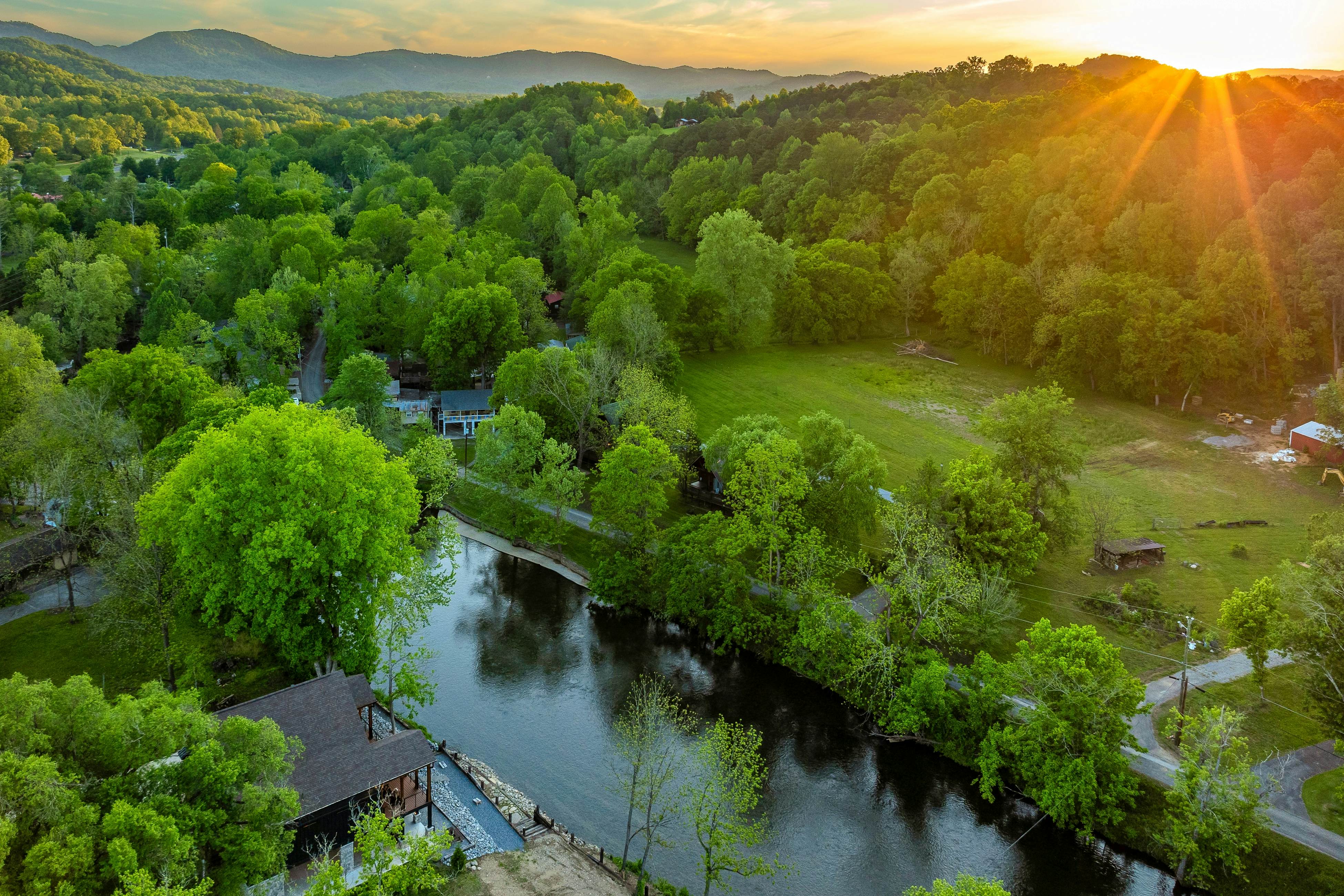 Highly Rated New Riverfront Cabin. Full of Windows, Hot Tub, Pool Table, Sleeps 12