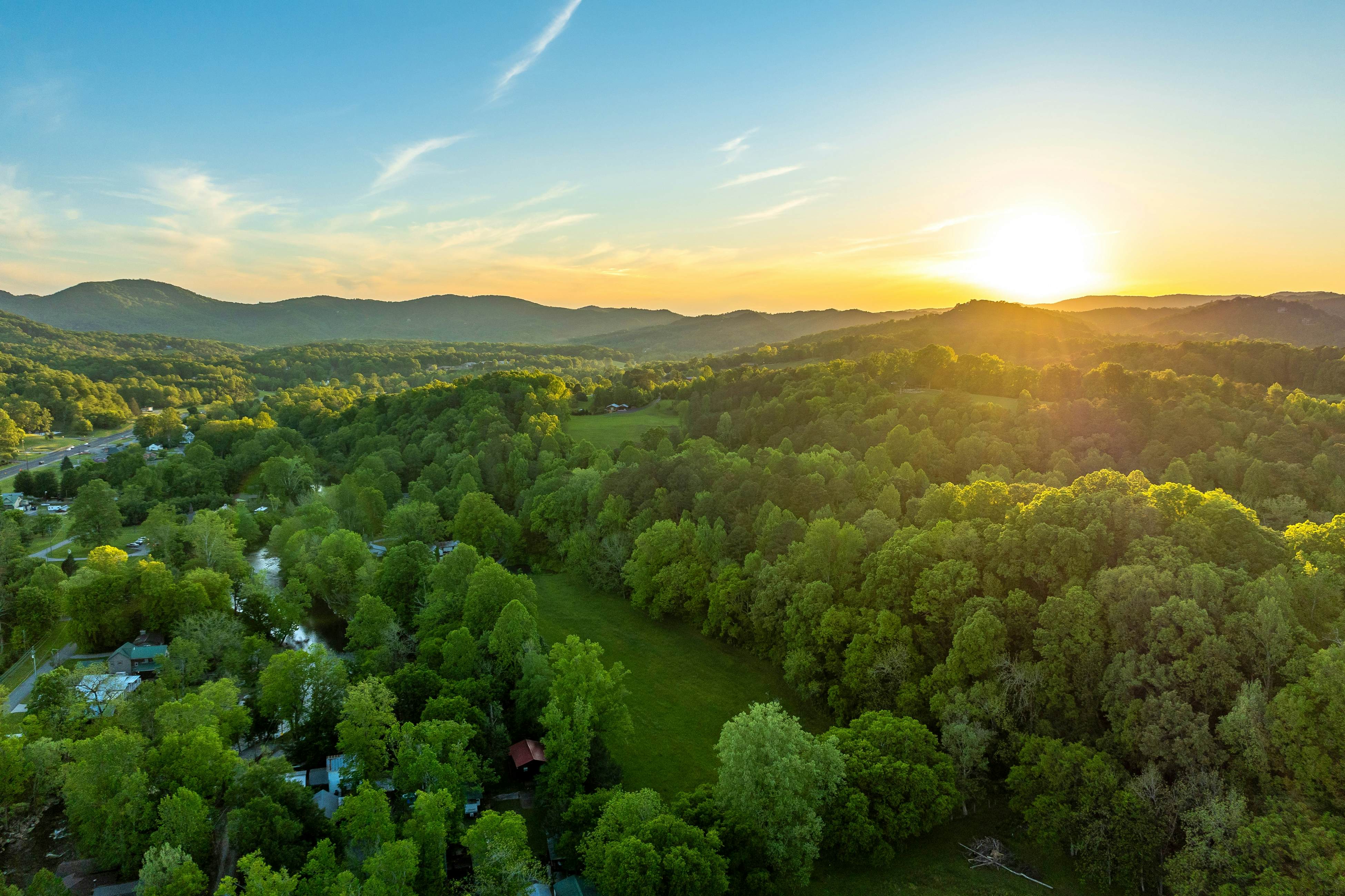 Highly Rated New Riverfront Cabin. Full of Windows, Hot Tub, Pool Table, Sleeps 12