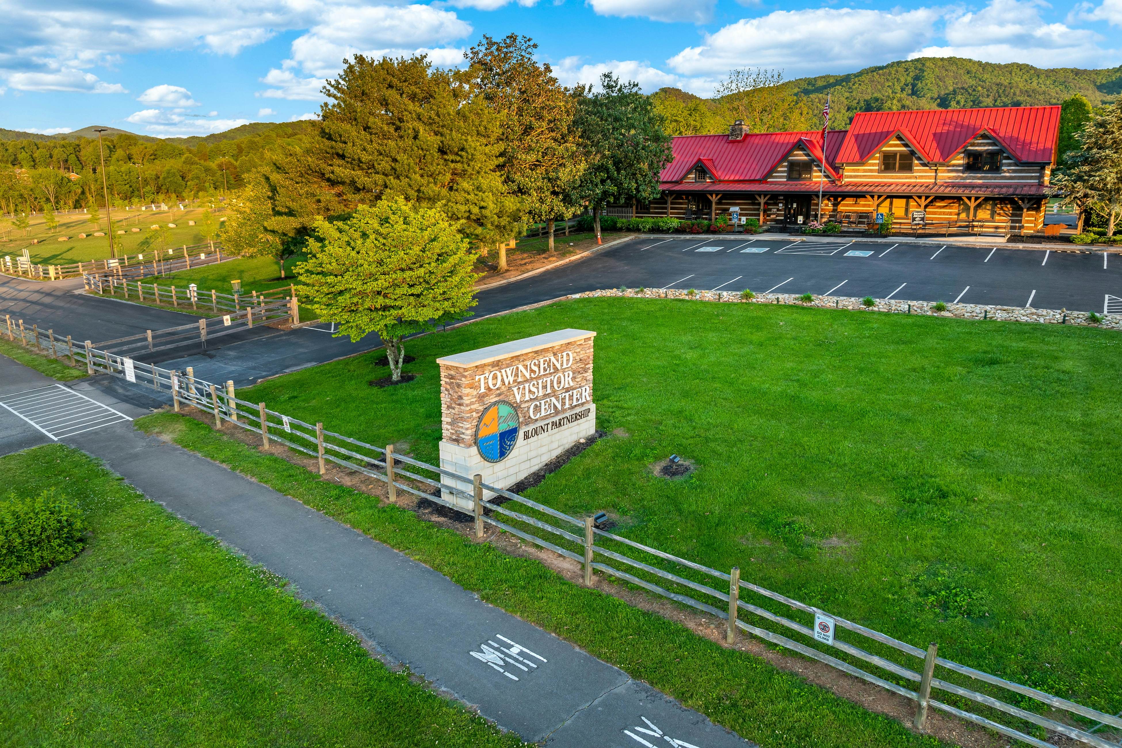 Highly Rated New Riverfront Cabin. Full of Windows, Hot Tub, Pool Table, Sleeps 12