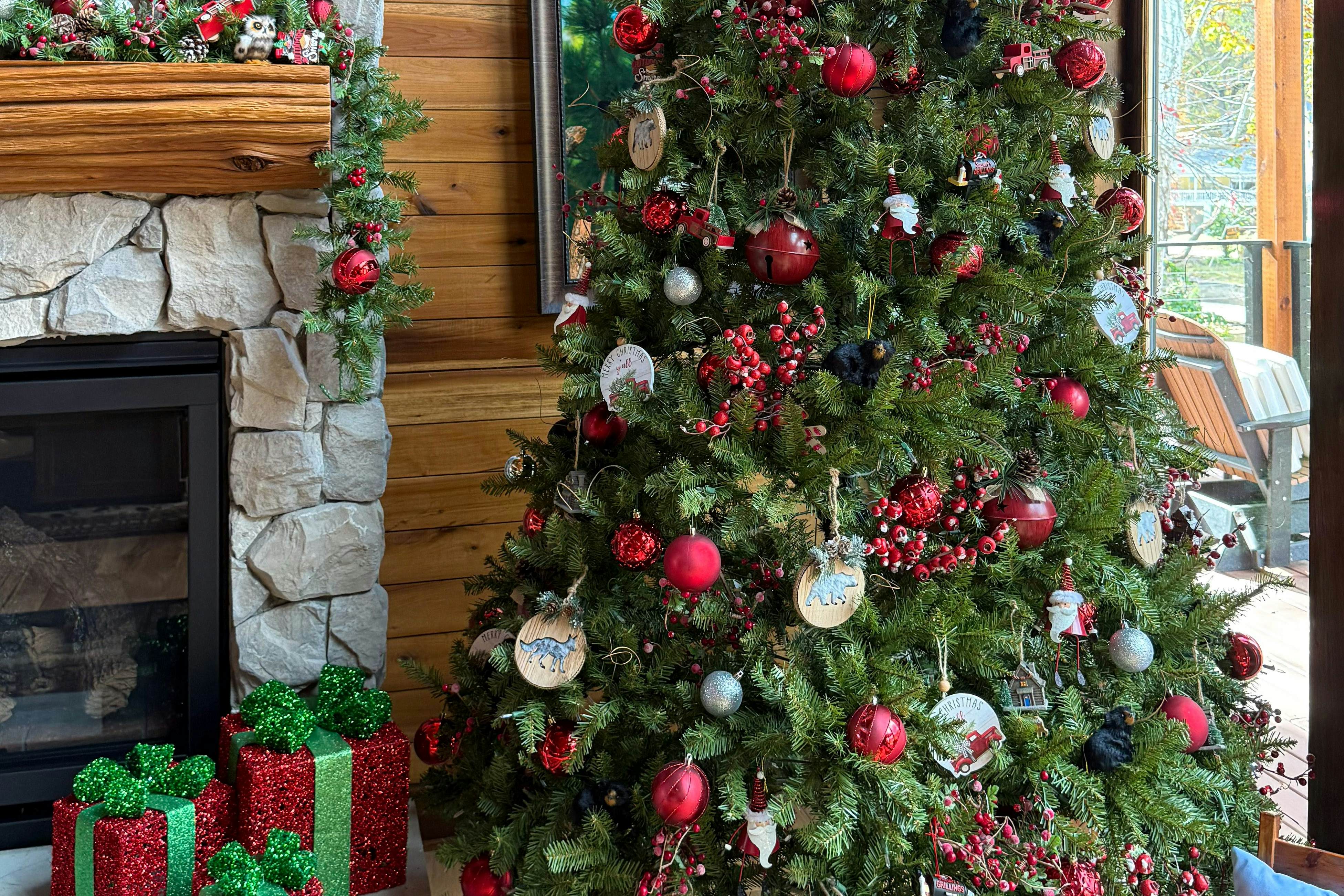 Highly Rated New Riverfront Cabin. Full of Windows, Hot Tub, Pool Table, Sleeps 12