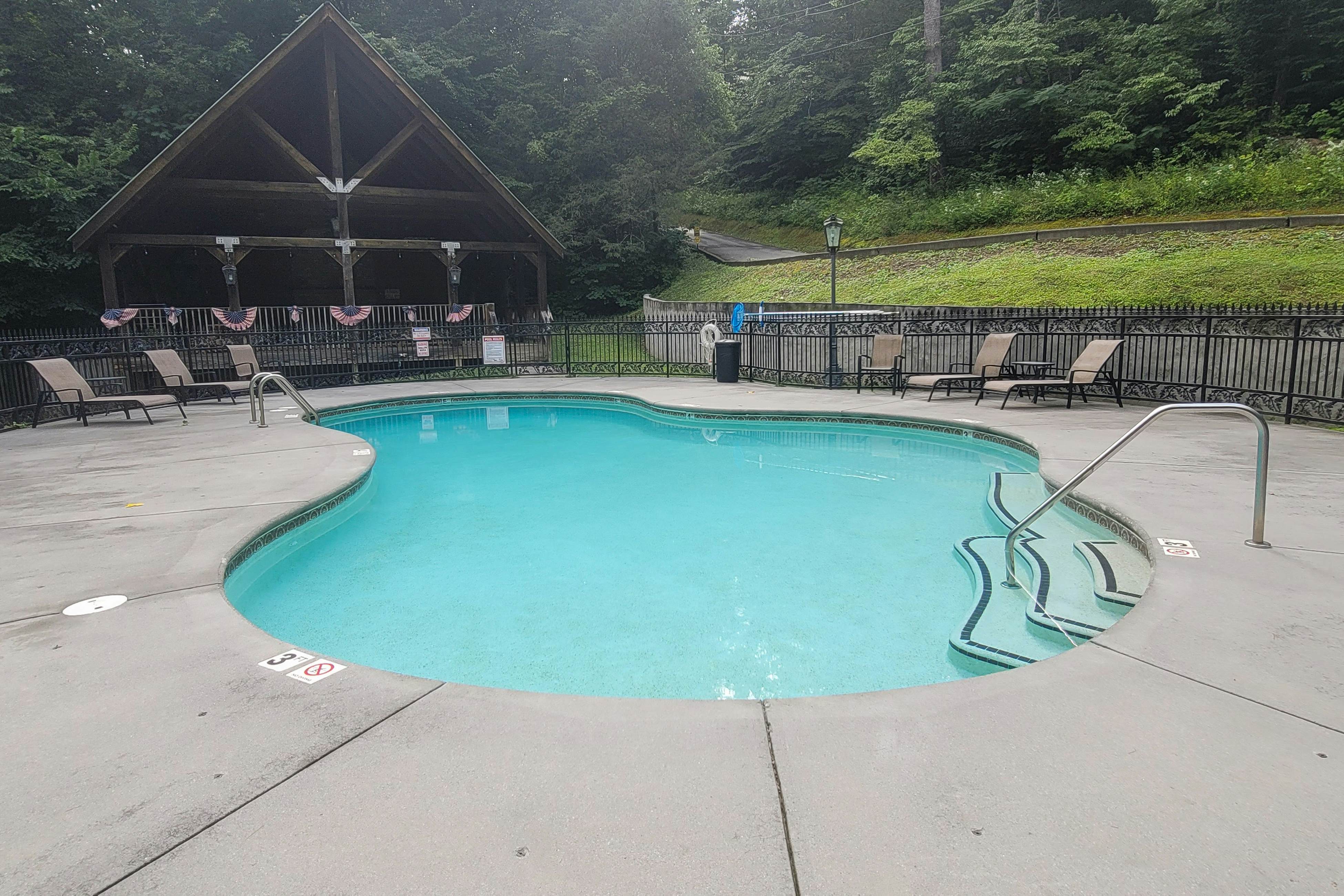 Treetop cabin with Free Attraction TIckets, private hot tub, seasonal pool, deck