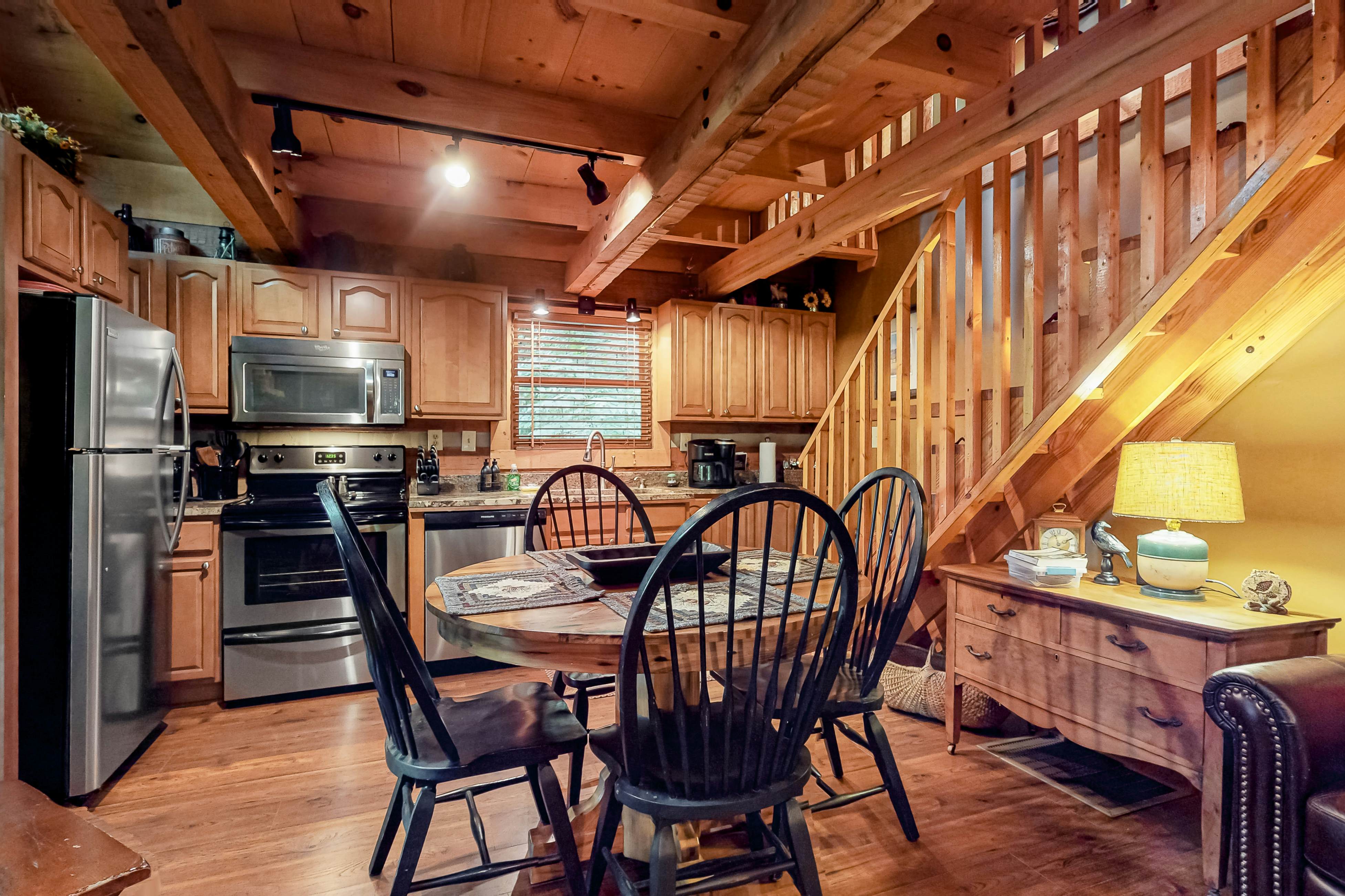 Treetop cabin with Free Attraction TIckets, private hot tub, seasonal pool, deck