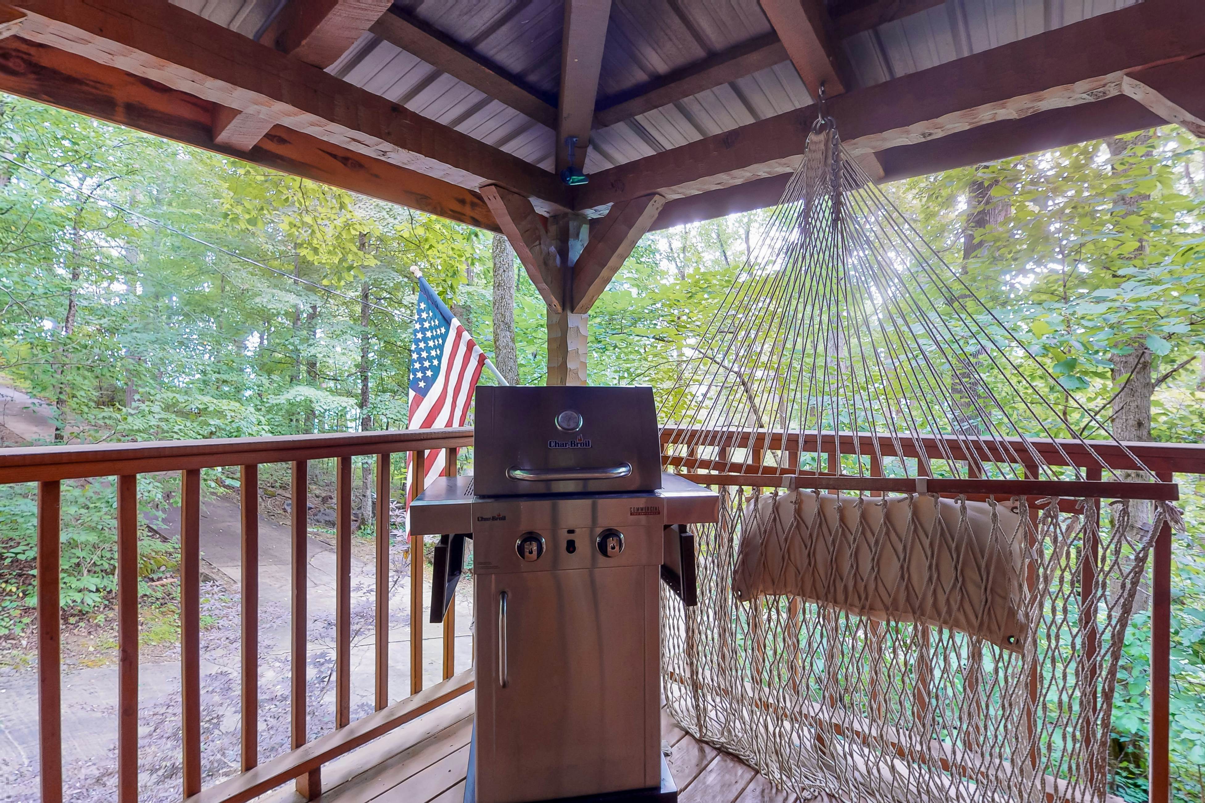 Treetop cabin with Free Attraction TIckets, private hot tub, seasonal pool, deck