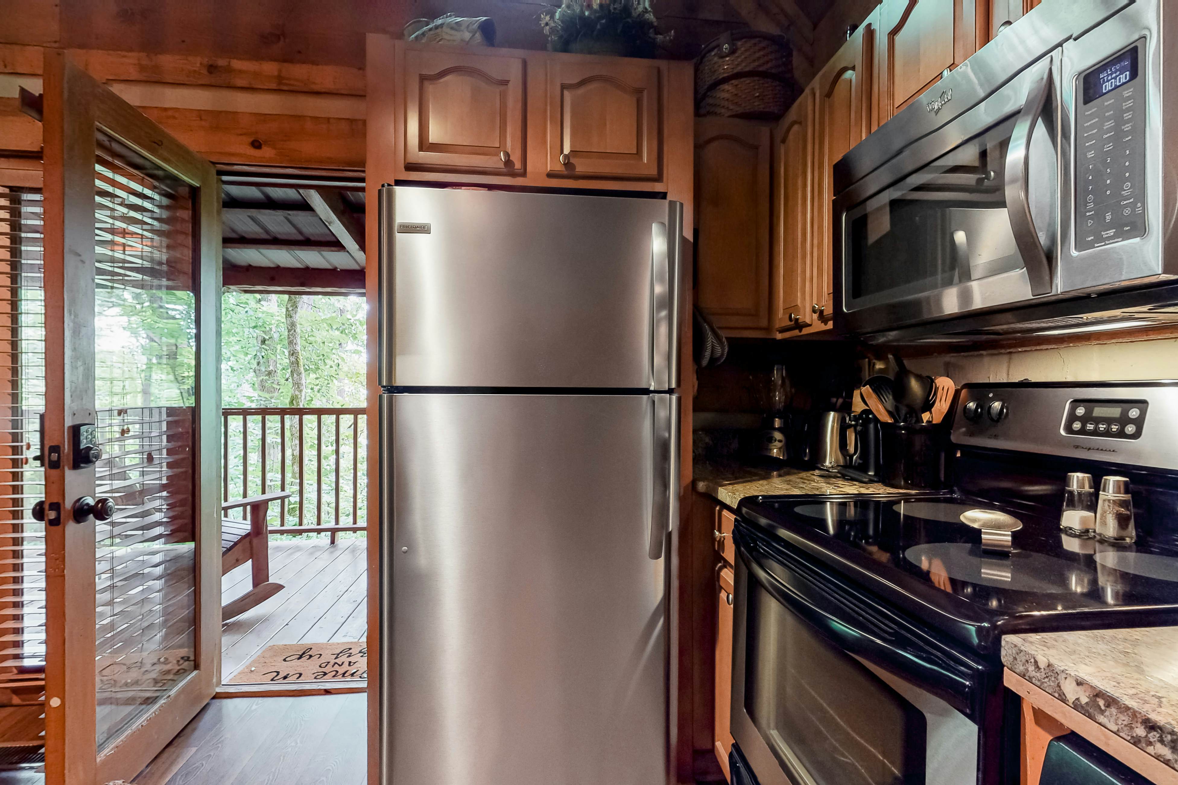 Treetop cabin with Free Attraction TIckets, private hot tub, seasonal pool, deck