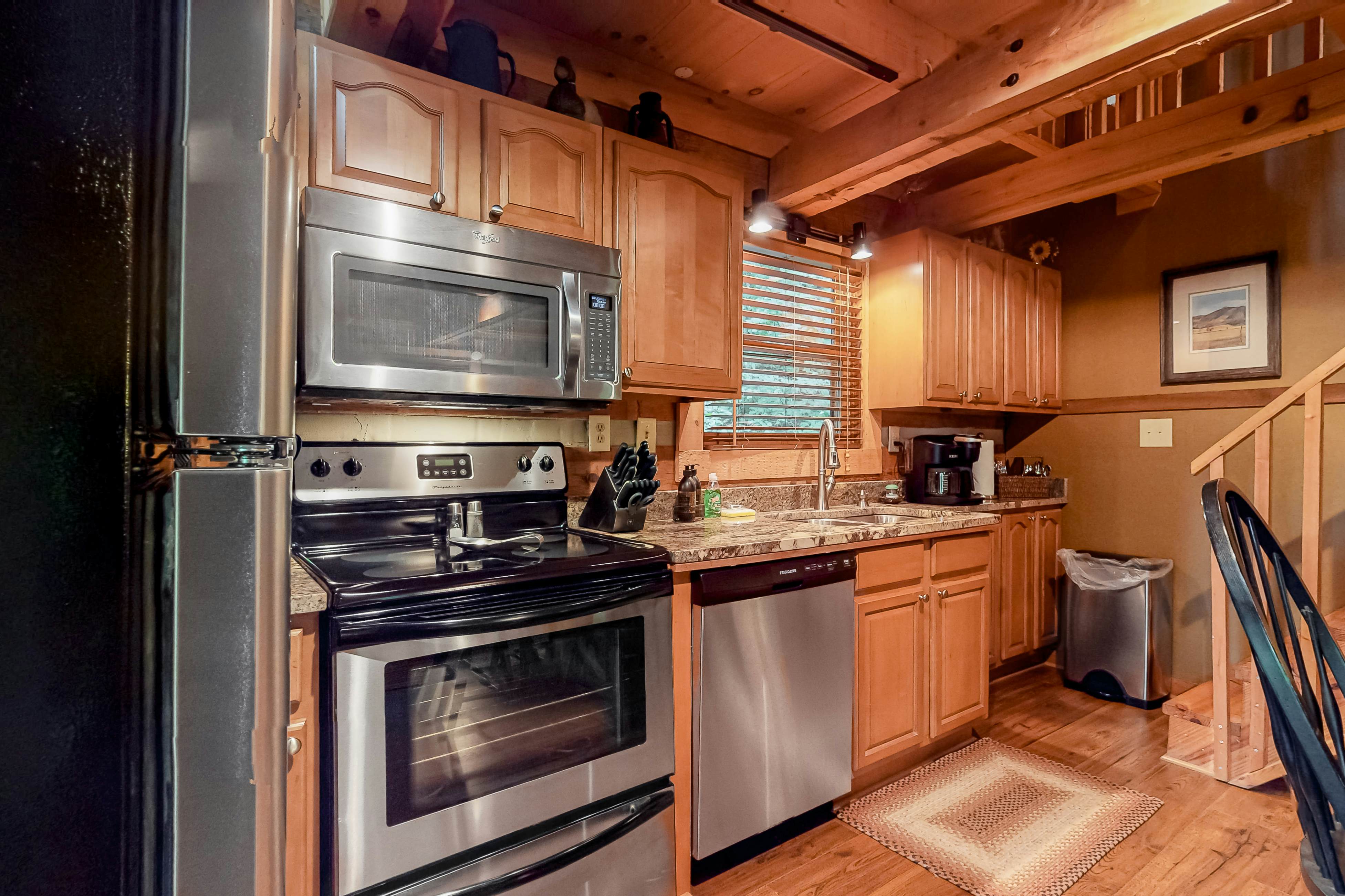 Treetop cabin with Free Attraction TIckets, private hot tub, seasonal pool, deck