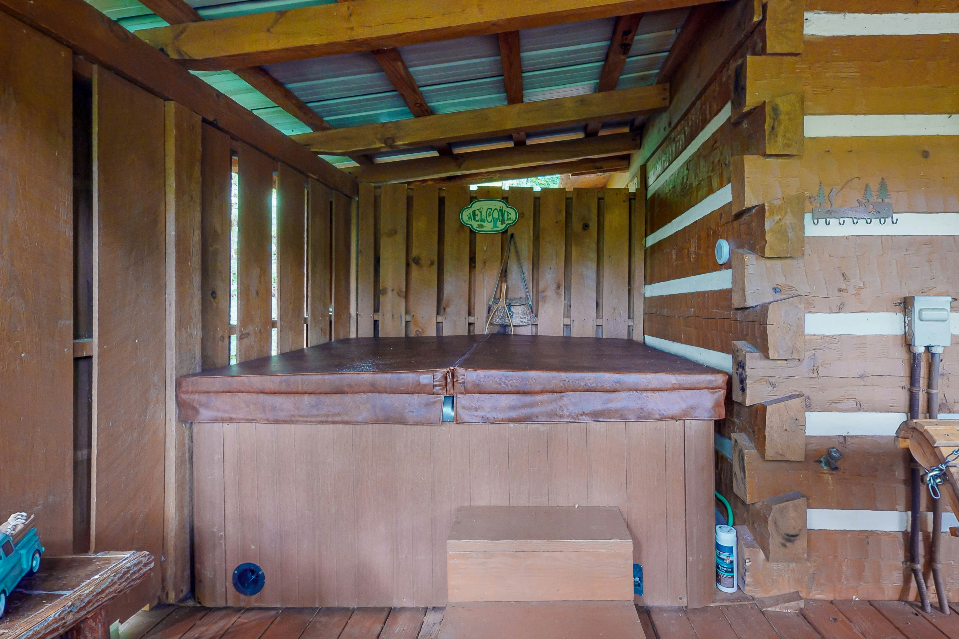 Treetop cabin with Free Attraction TIckets, private hot tub, seasonal pool, deck