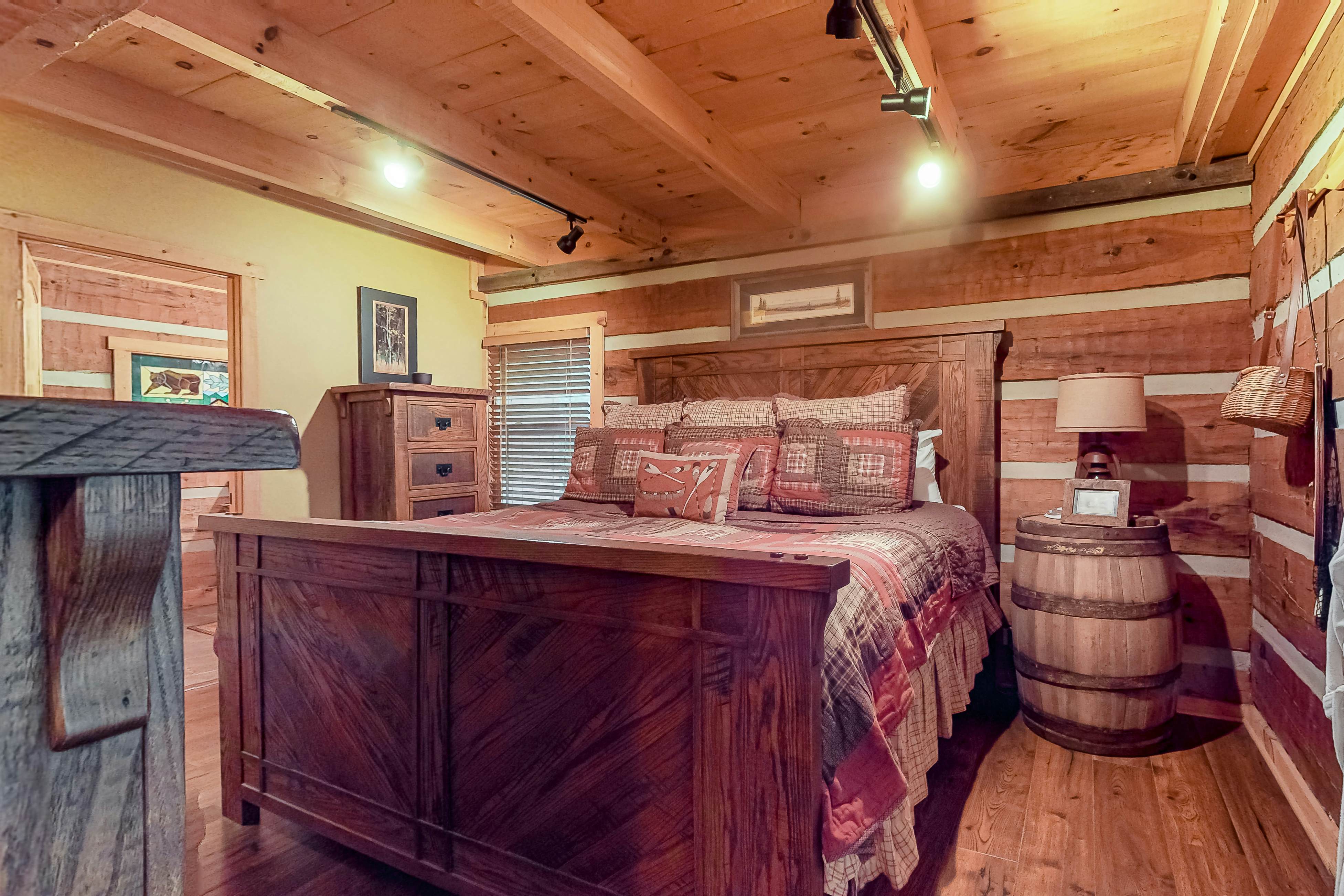 Treetop cabin with Free Attraction TIckets, private hot tub, seasonal pool, deck