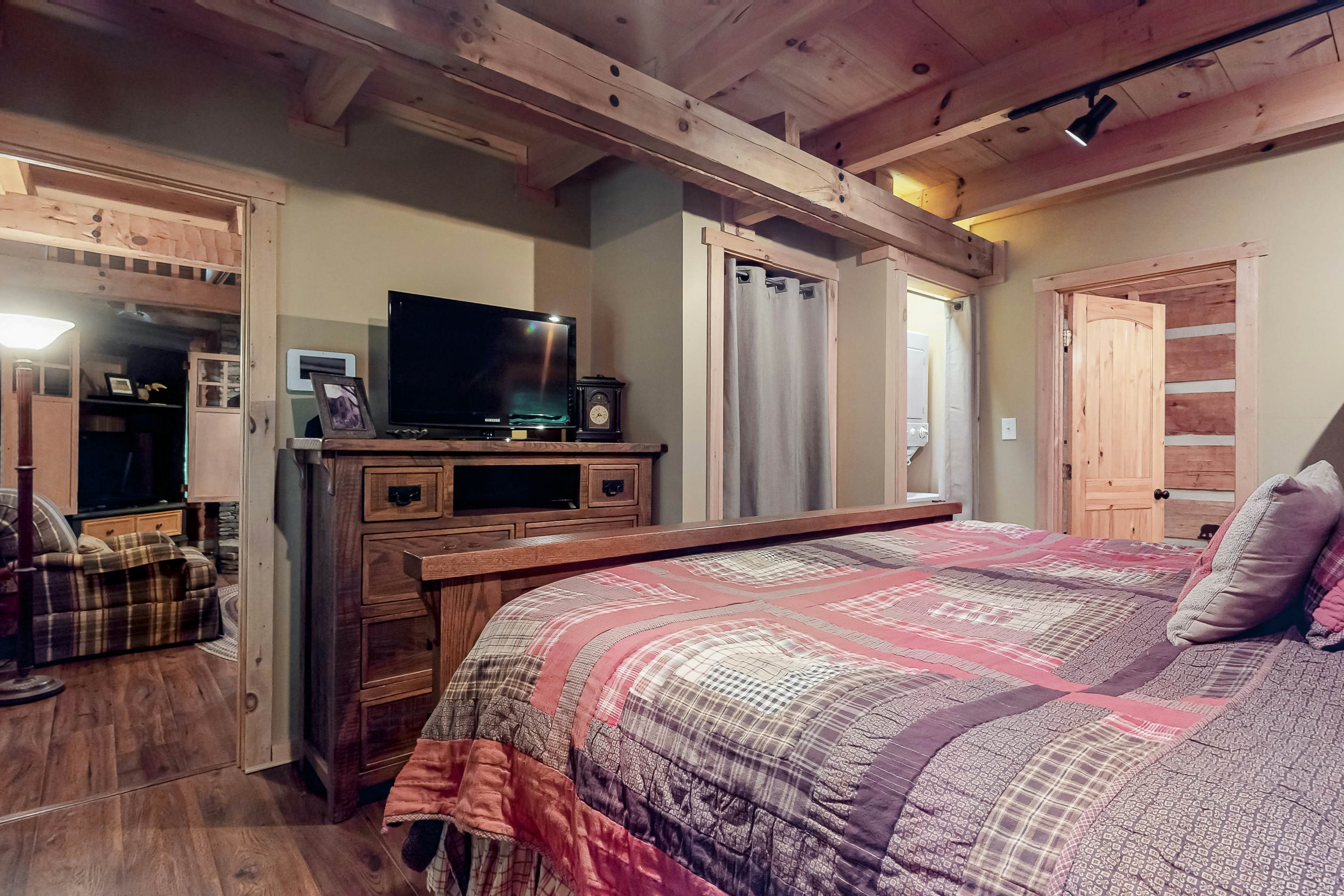 Treetop cabin with Free Attraction TIckets, private hot tub, seasonal pool, deck