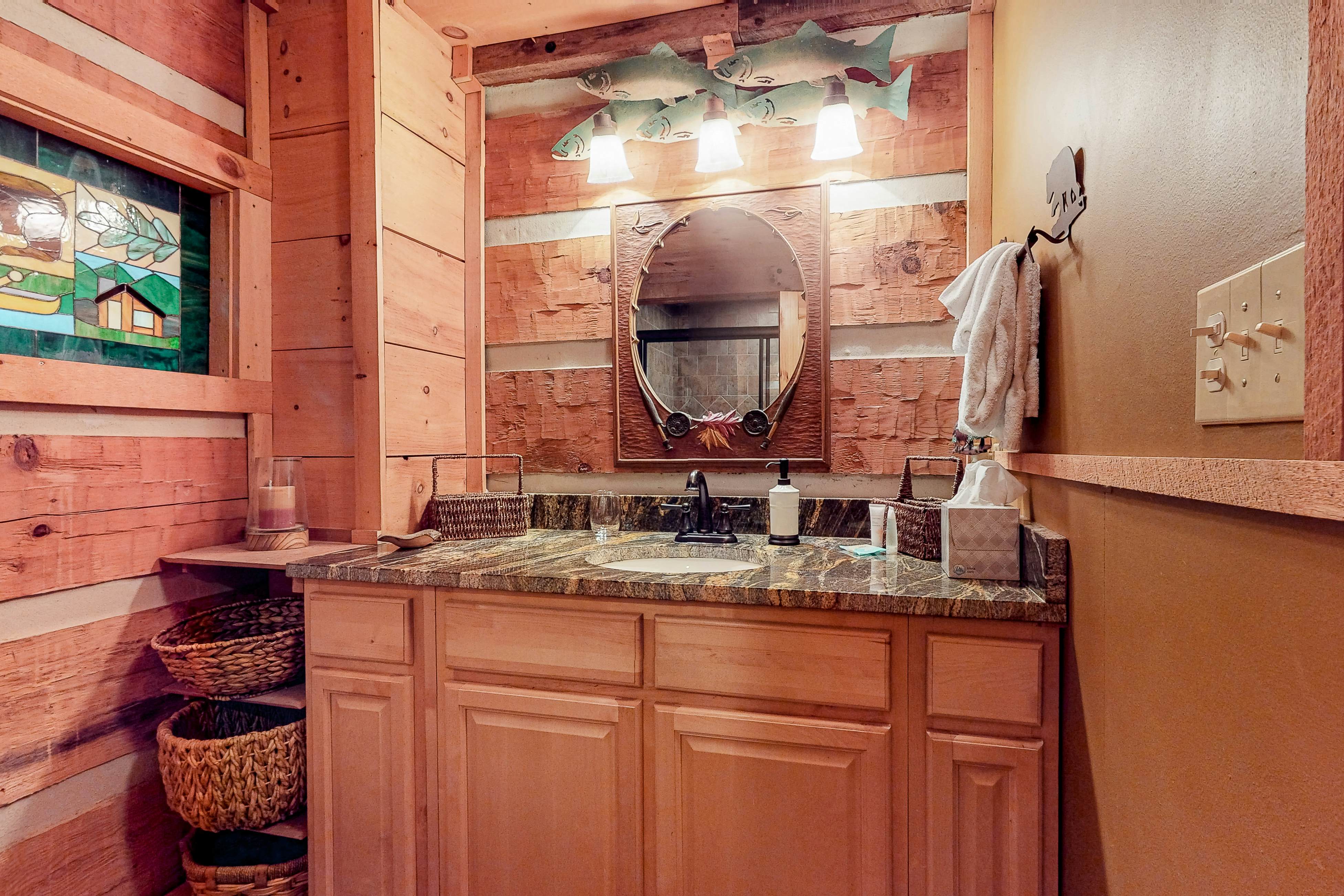 Treetop cabin with Free Attraction TIckets, private hot tub, seasonal pool, deck