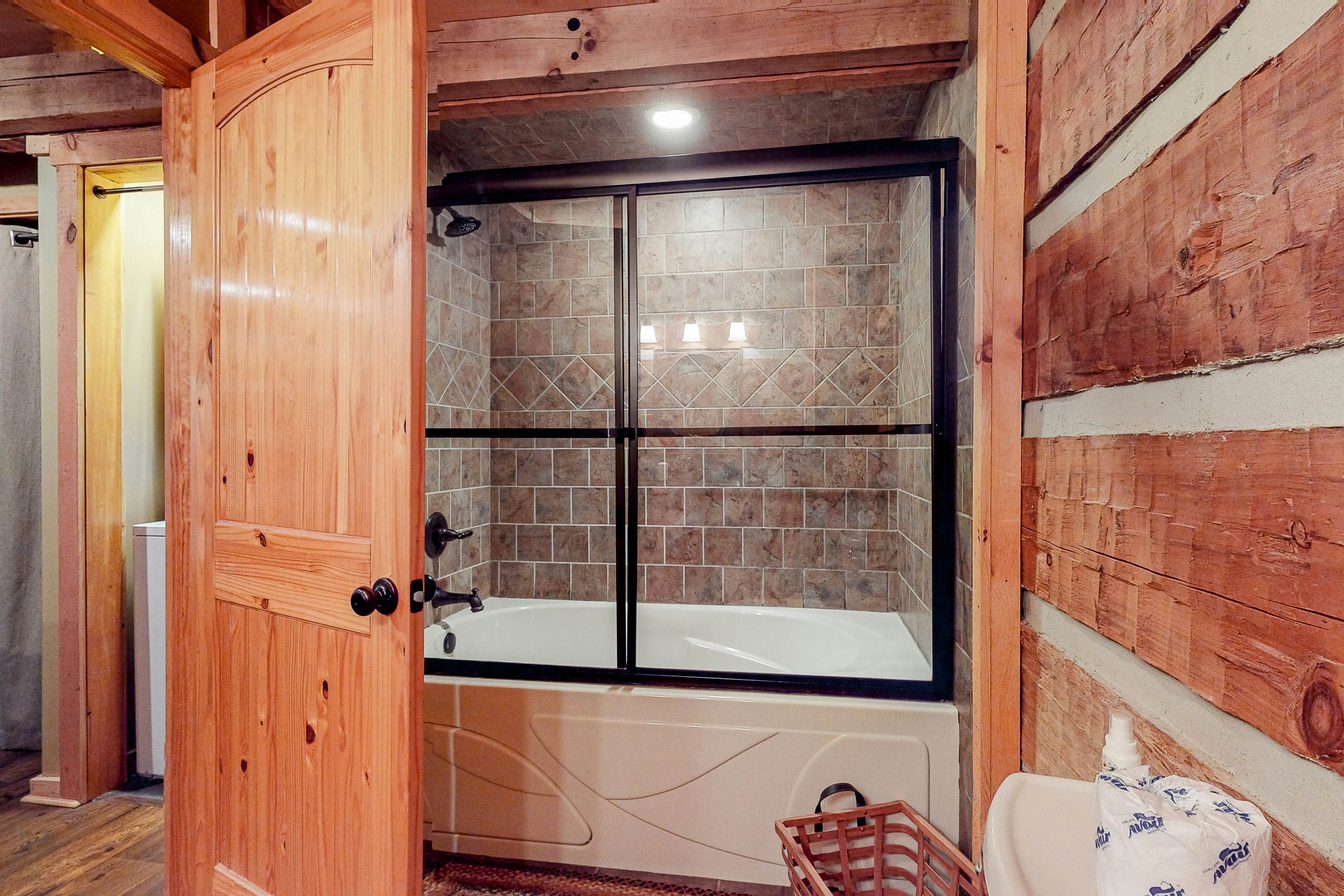 Treetop cabin with Free Attraction TIckets, private hot tub, seasonal pool, deck