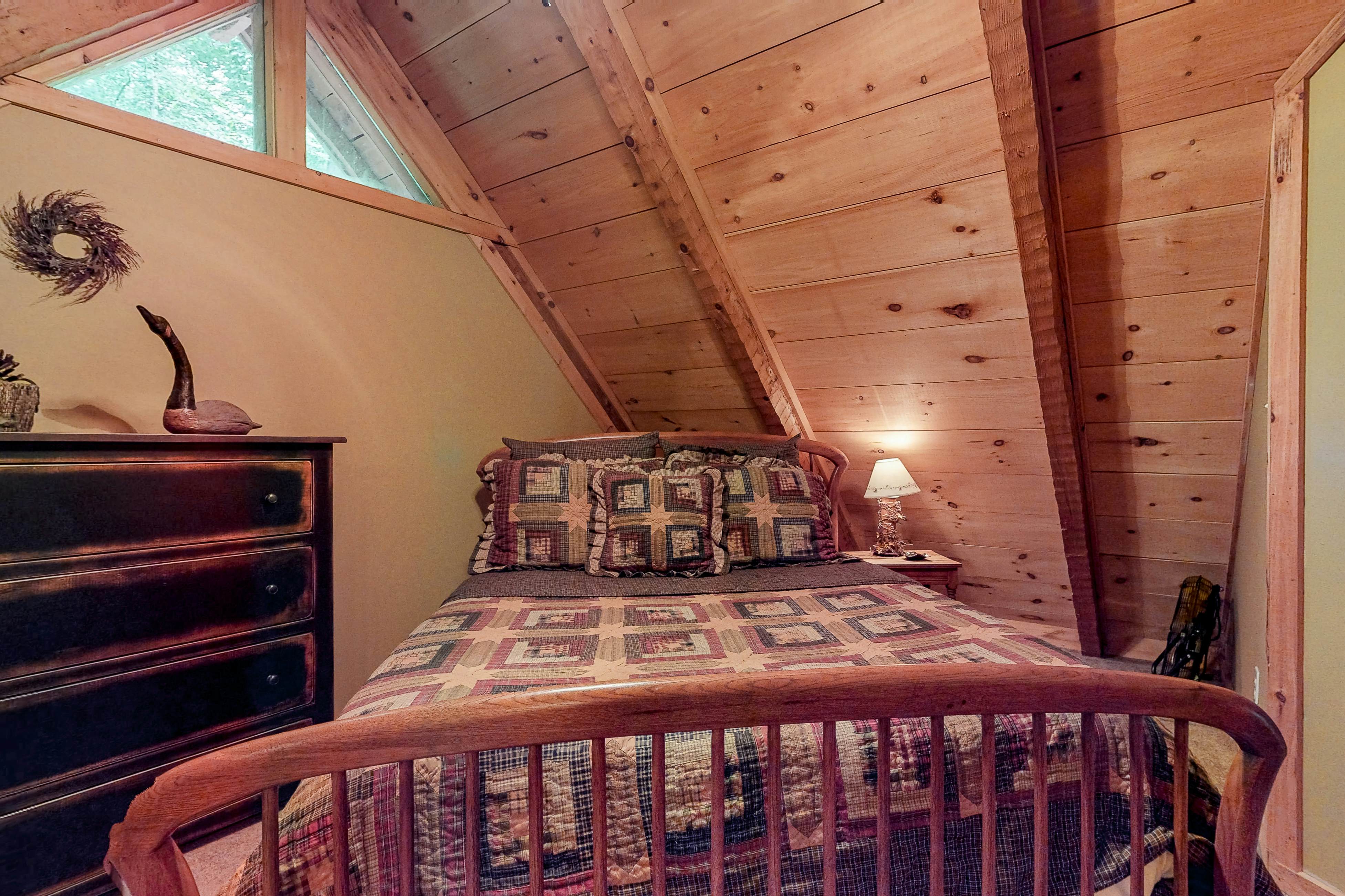 Treetop cabin with Free Attraction TIckets, private hot tub, seasonal pool, deck