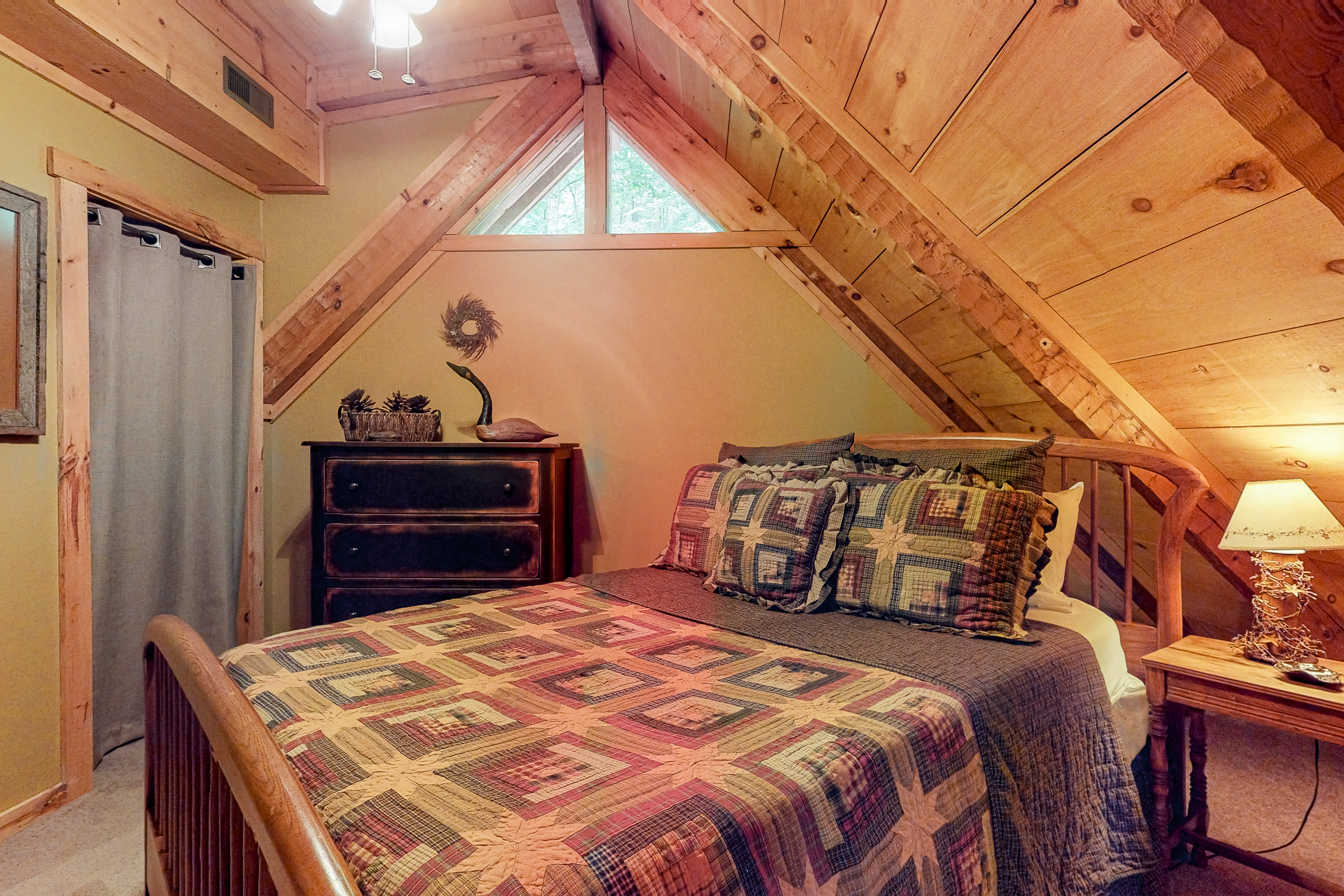 Treetop Cabin, Sleep 4・Hot Tub・Seasonal Pool・Grill