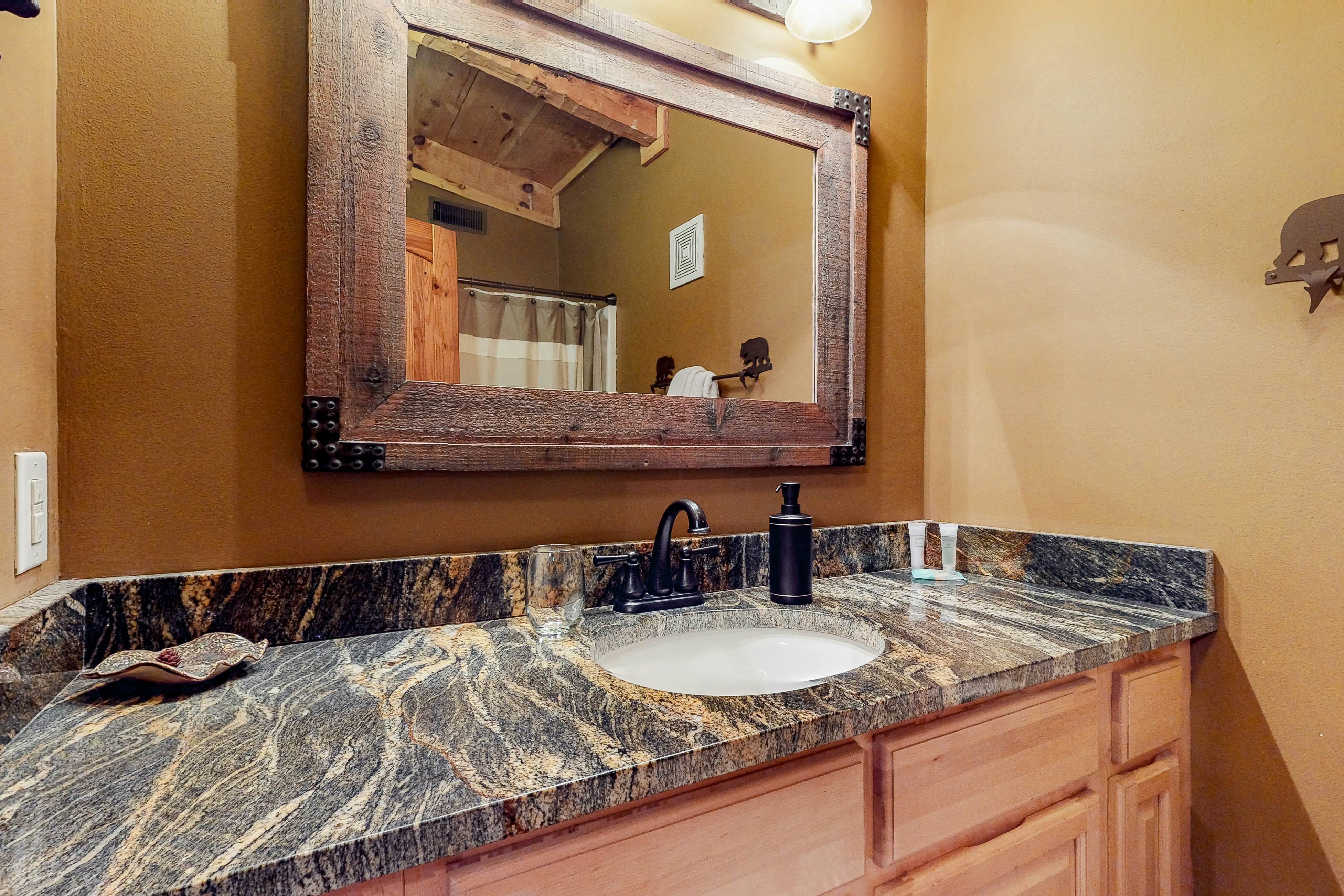 Treetop cabin with Free Attraction TIckets, private hot tub, seasonal pool, deck