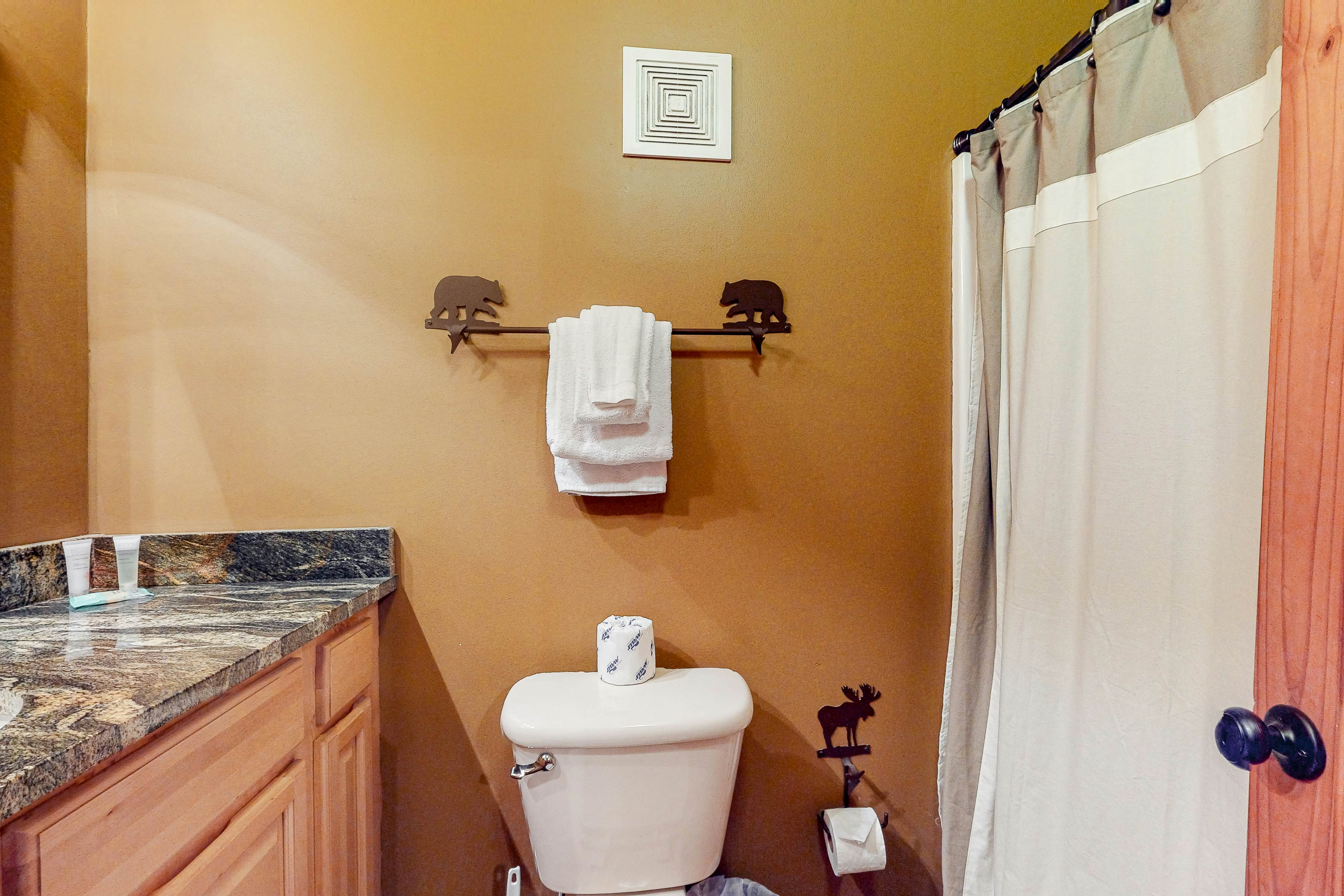 Treetop cabin with Free Attraction TIckets, private hot tub, seasonal pool, deck