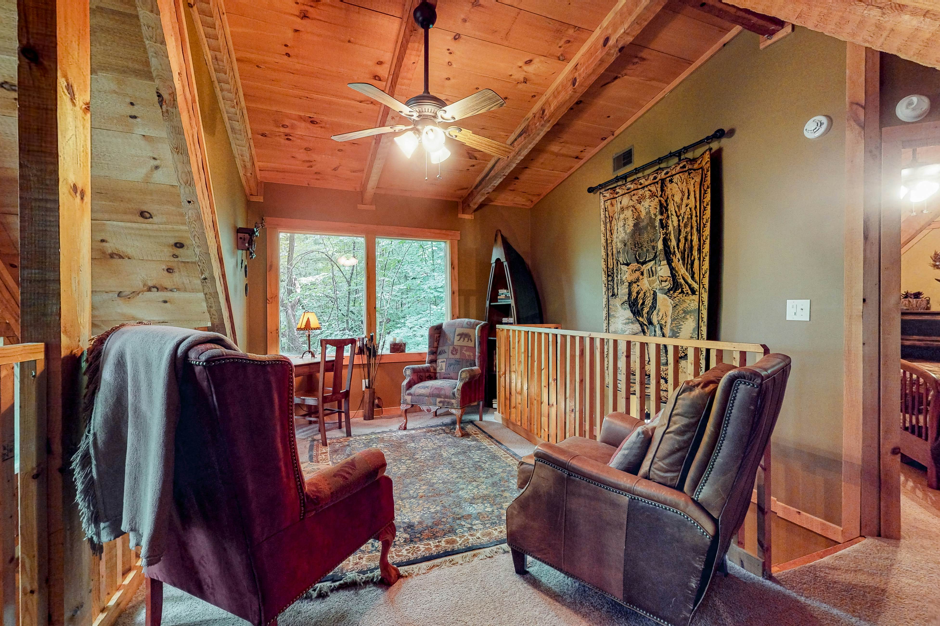 Treetop cabin with Free Attraction TIckets, private hot tub, seasonal pool, deck