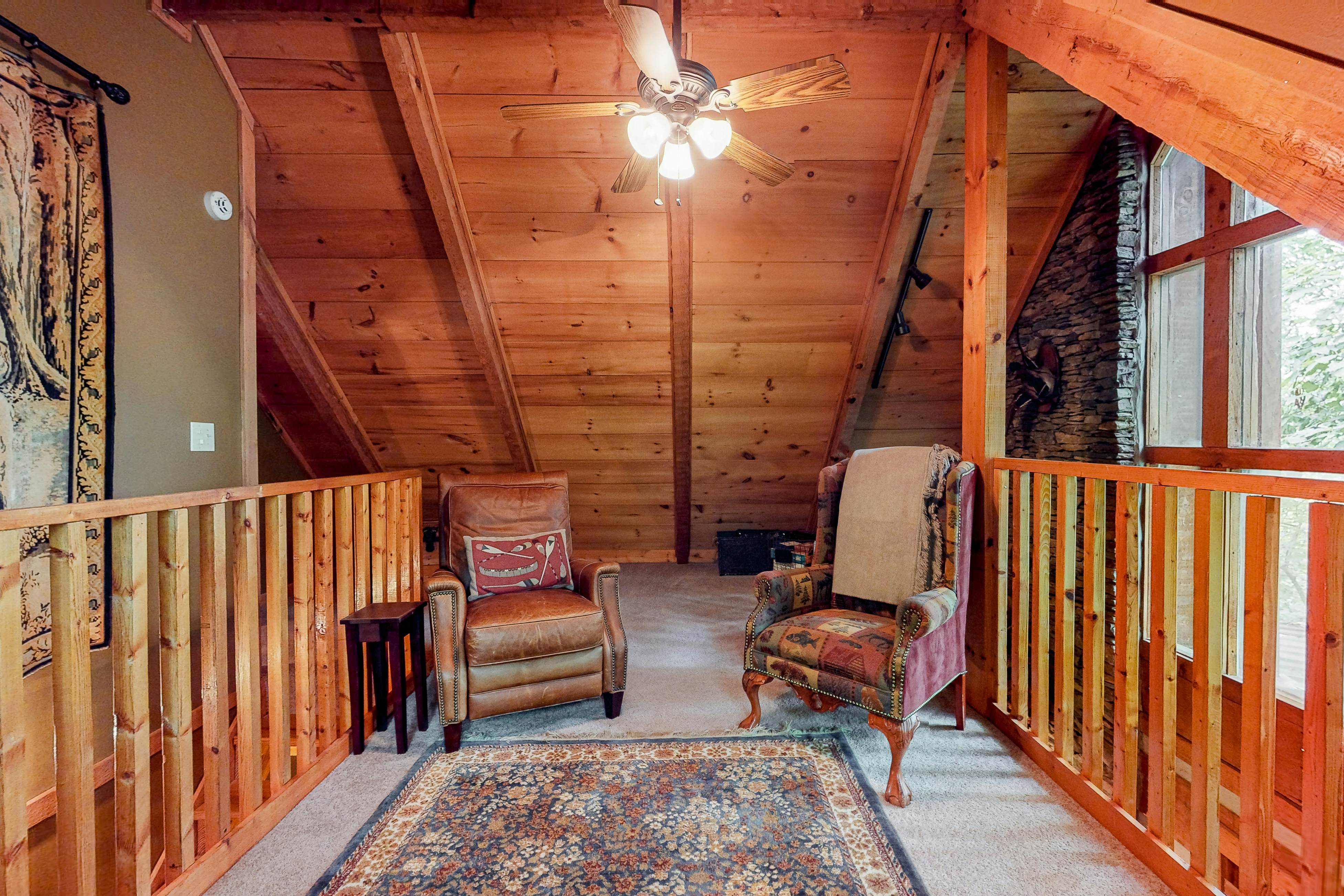 Treetop cabin with Free Attraction TIckets, private hot tub, seasonal pool, deck
