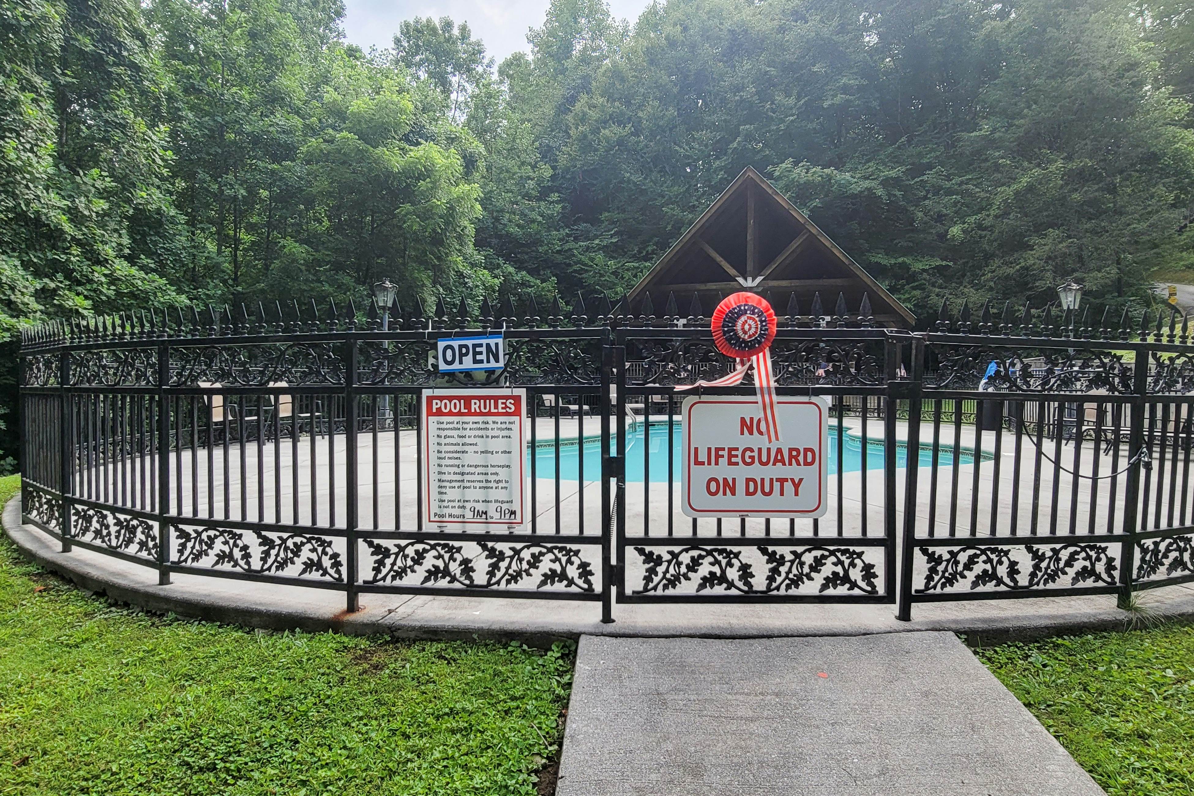 Treetop cabin with Free Attraction TIckets, private hot tub, seasonal pool, deck