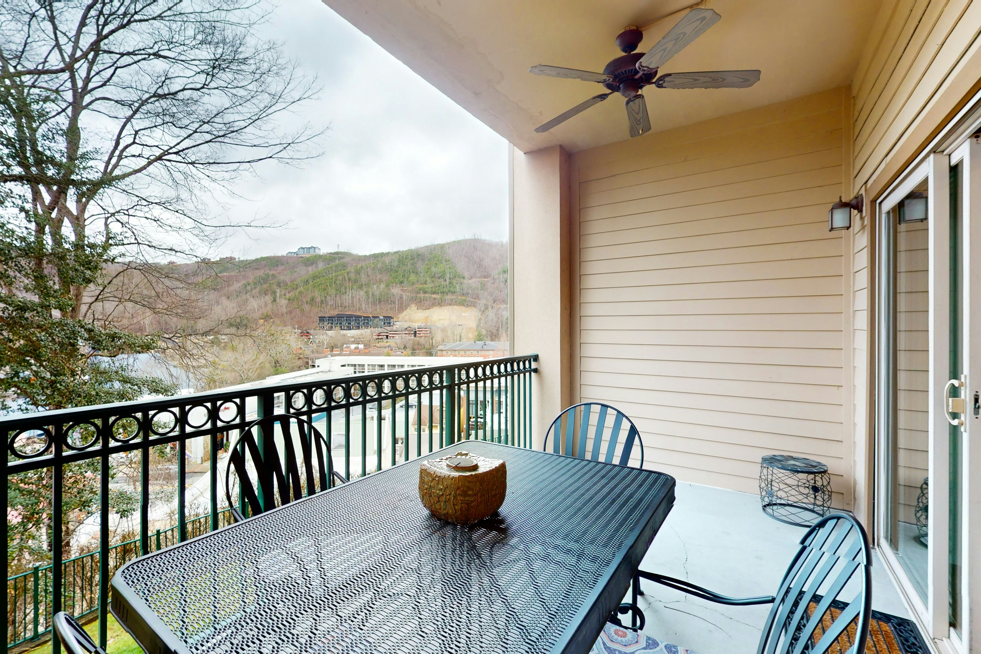 Mtn View Condo, Sleeps 6・Fireplace・Seasonal Pool