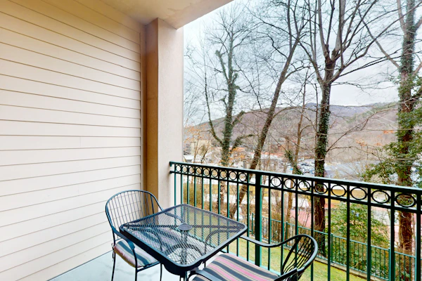 Walk to Downtown・Mtn View・Fireplace・Seasonal Pool