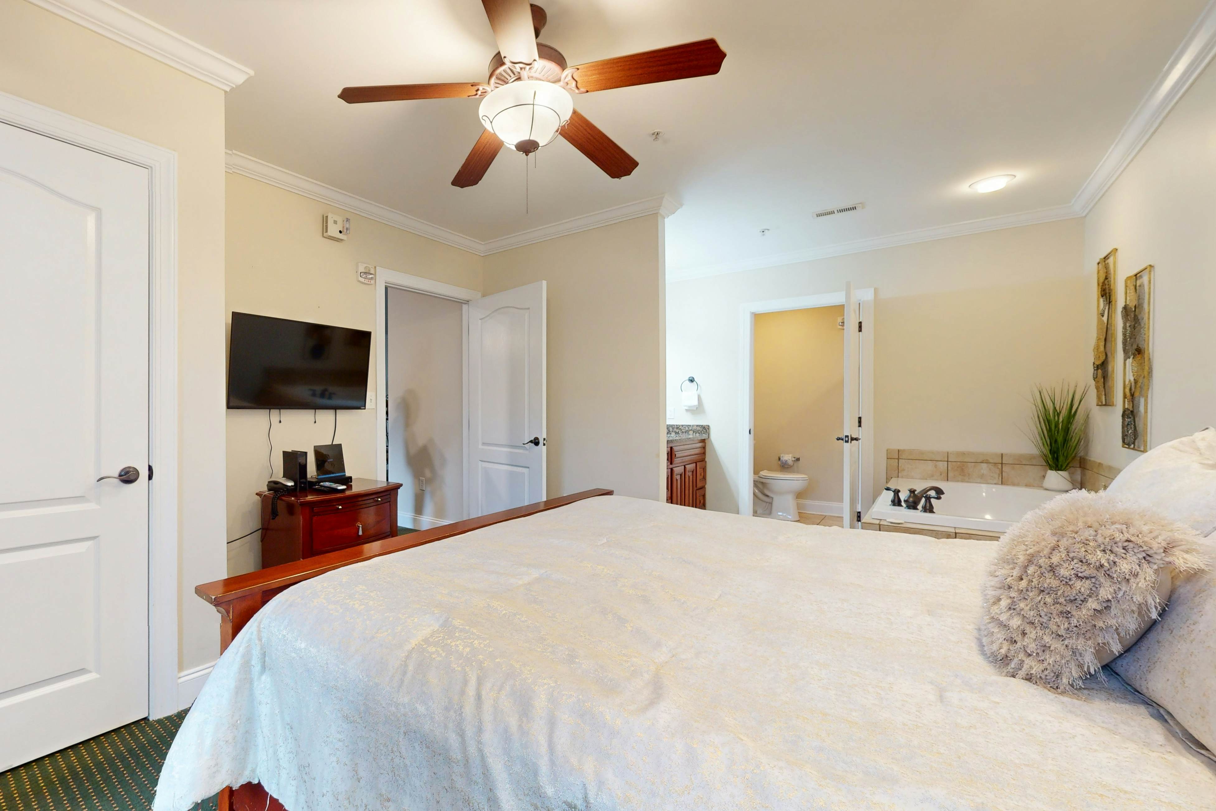 Mountain view condo w/ free attraction tickets, fireplace, & seasonal pool