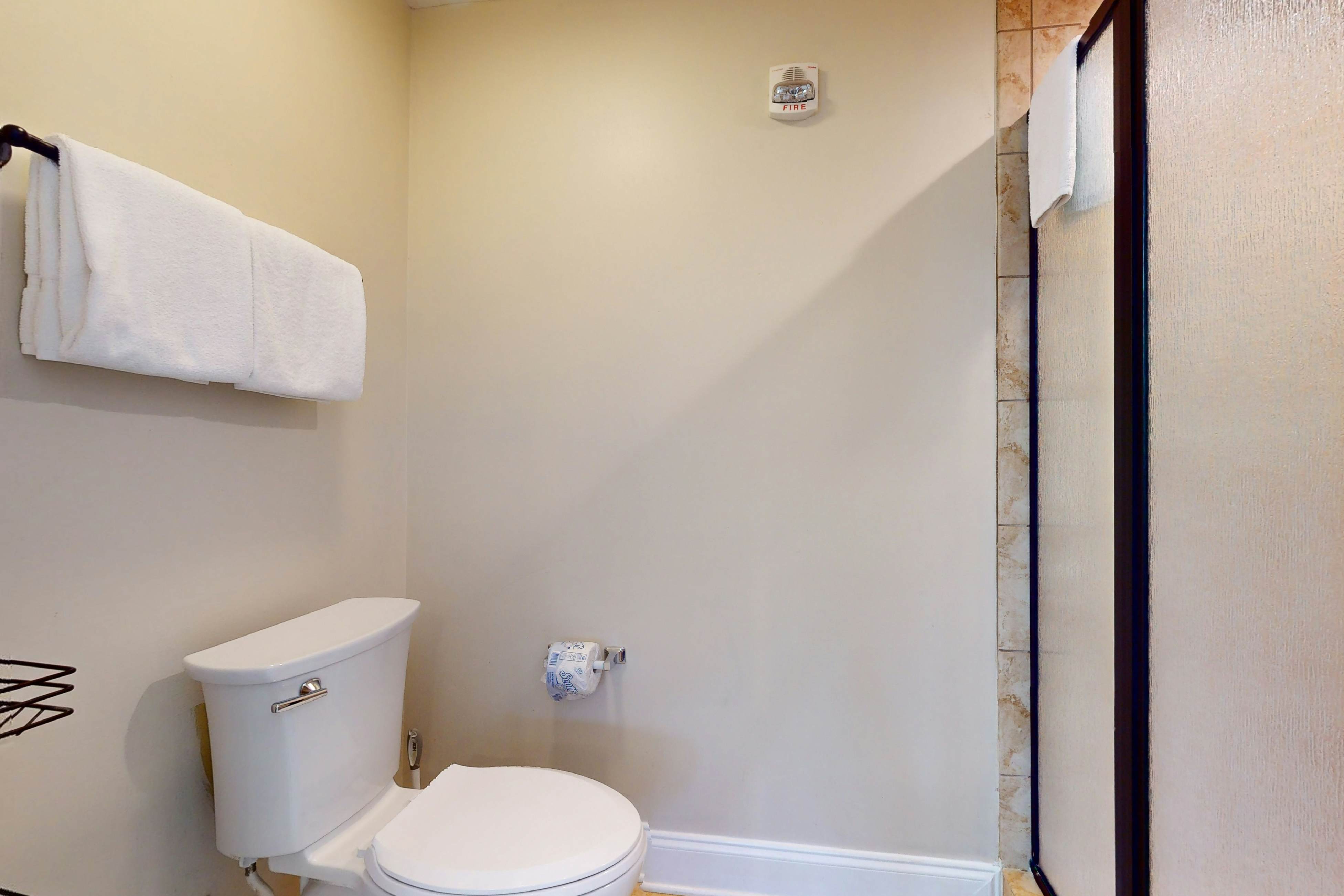 Mountain view condo w/ free attraction tickets, fireplace, & seasonal pool