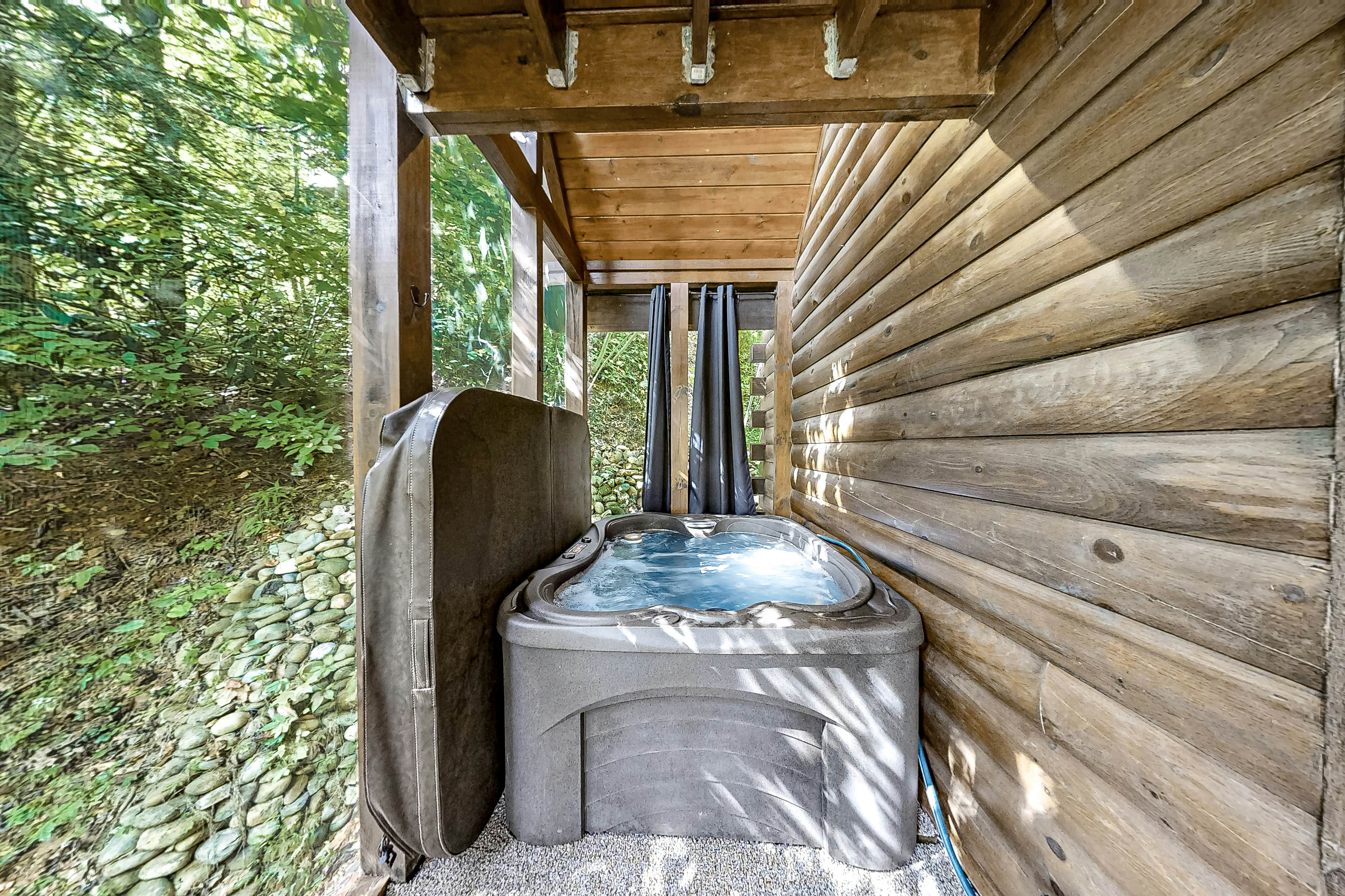 Charming Rustic Mtn Cabin, Sleep 9・Hot Tub・Balcony