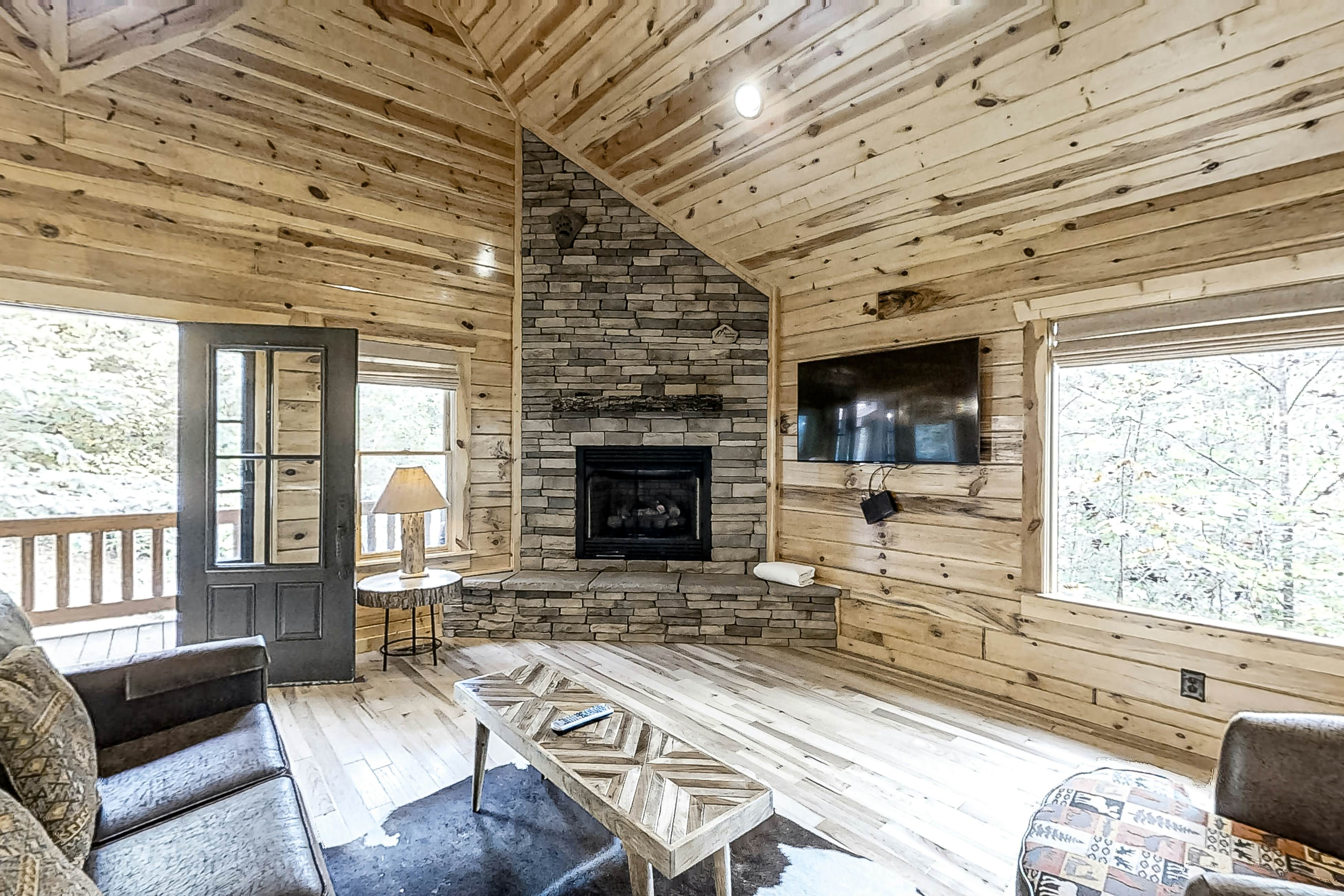 Charming Rustic Mtn Cabin, Sleep 9・Hot Tub・Balcony