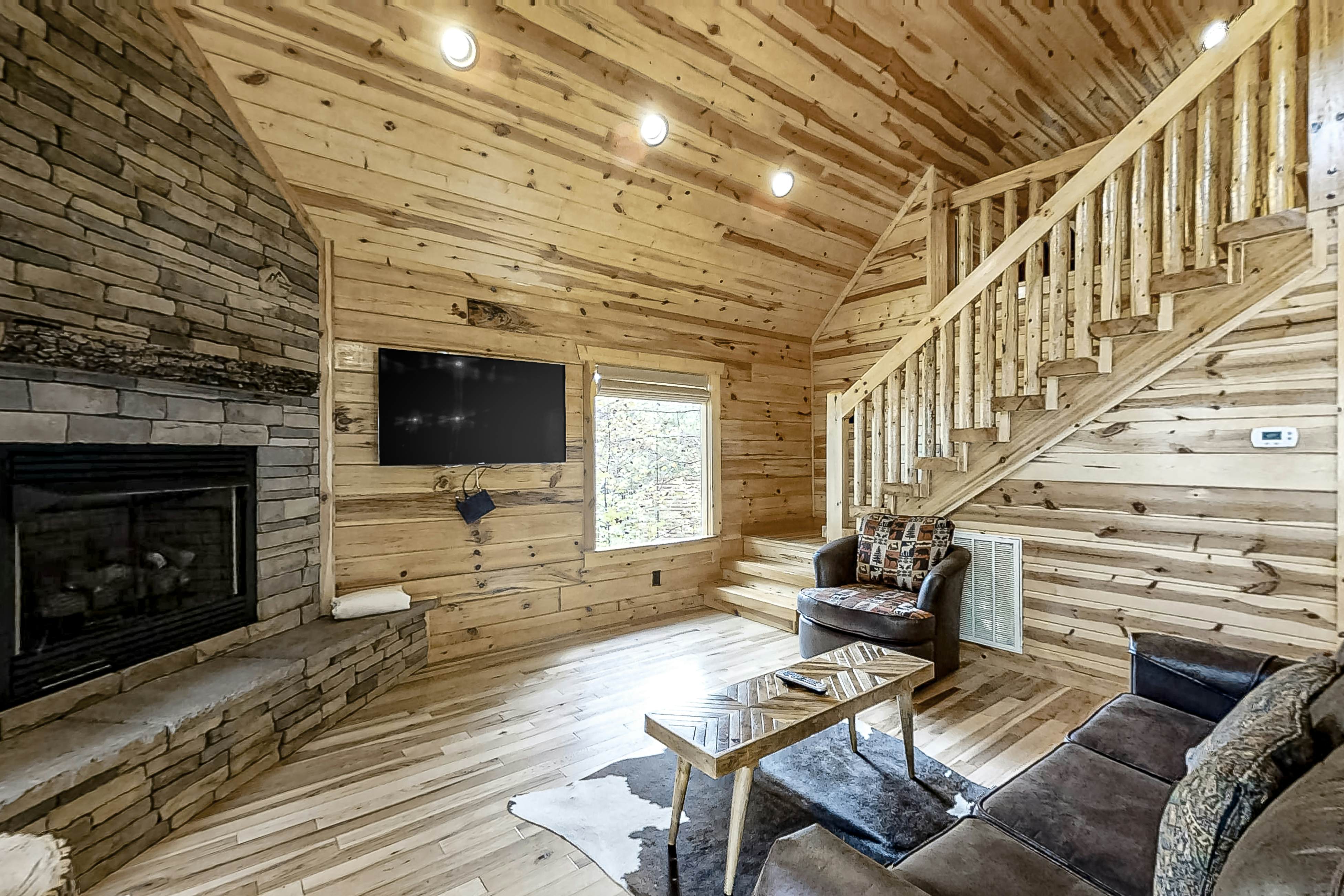 Charming Rustic Mtn Cabin, Sleep 9・Hot Tub・Balcony