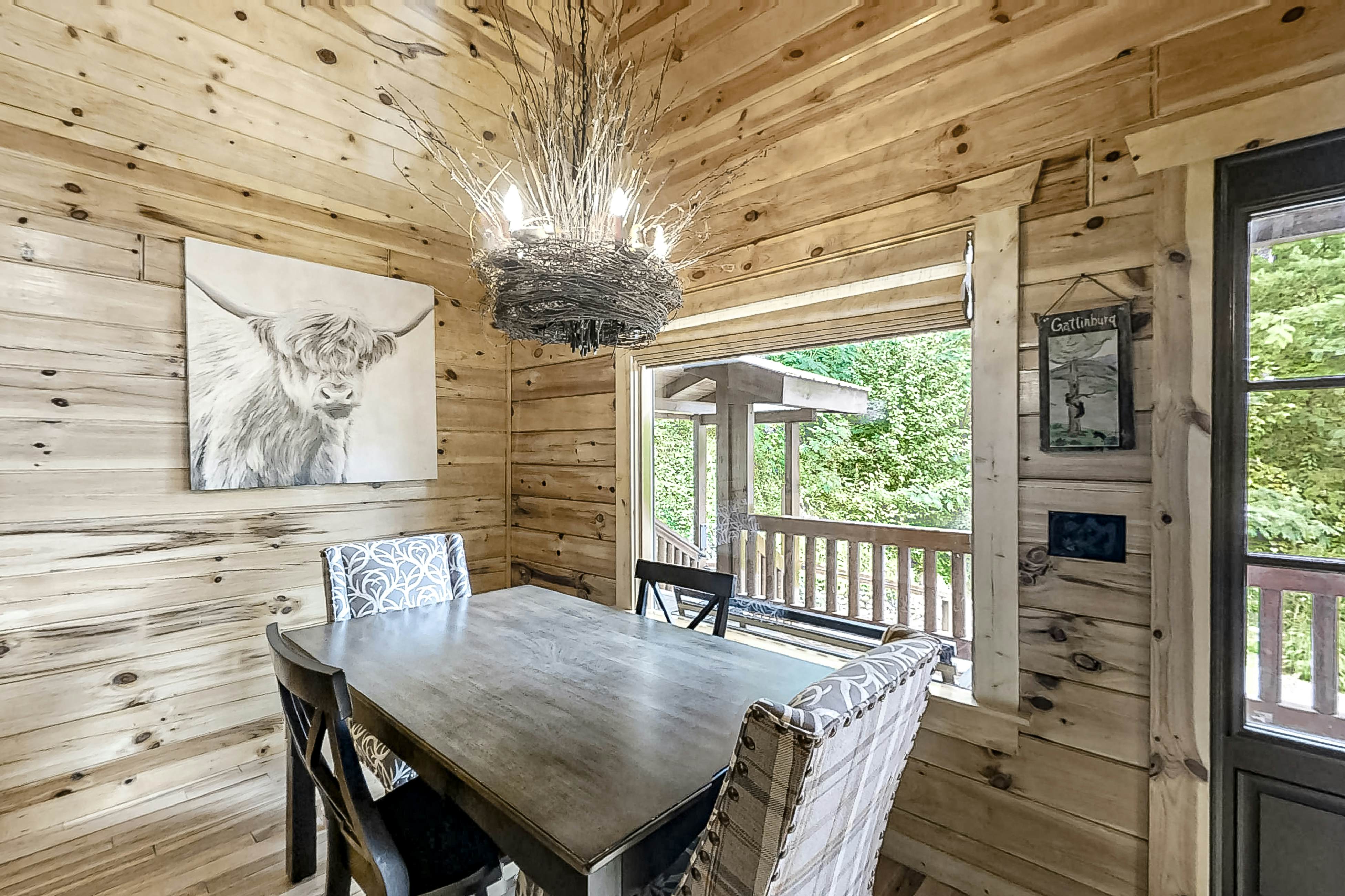Charming Rustic Mtn Cabin, Sleep 9・Hot Tub・Balcony