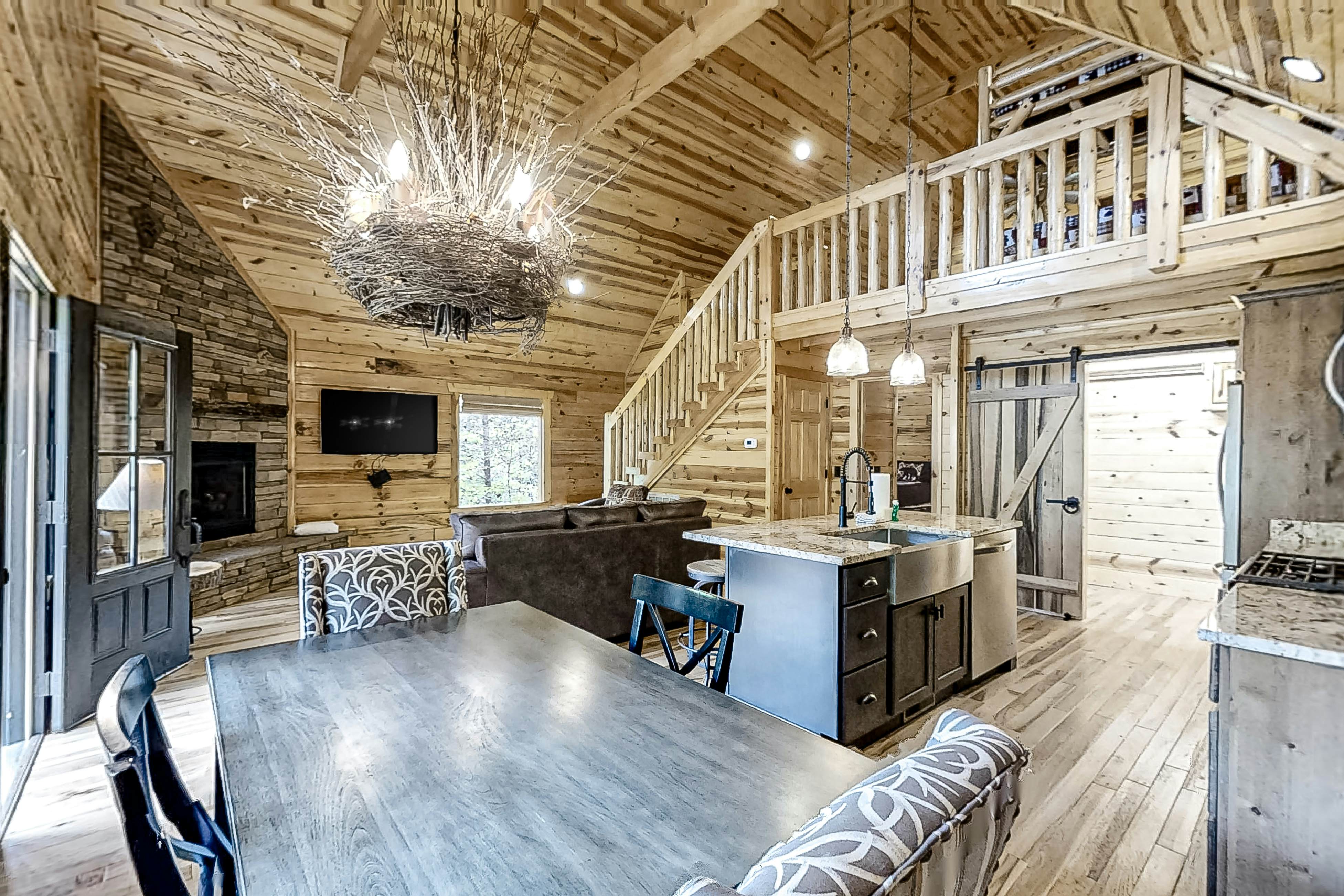 Charming Rustic Mtn Cabin, Sleep 9・Hot Tub・Balcony