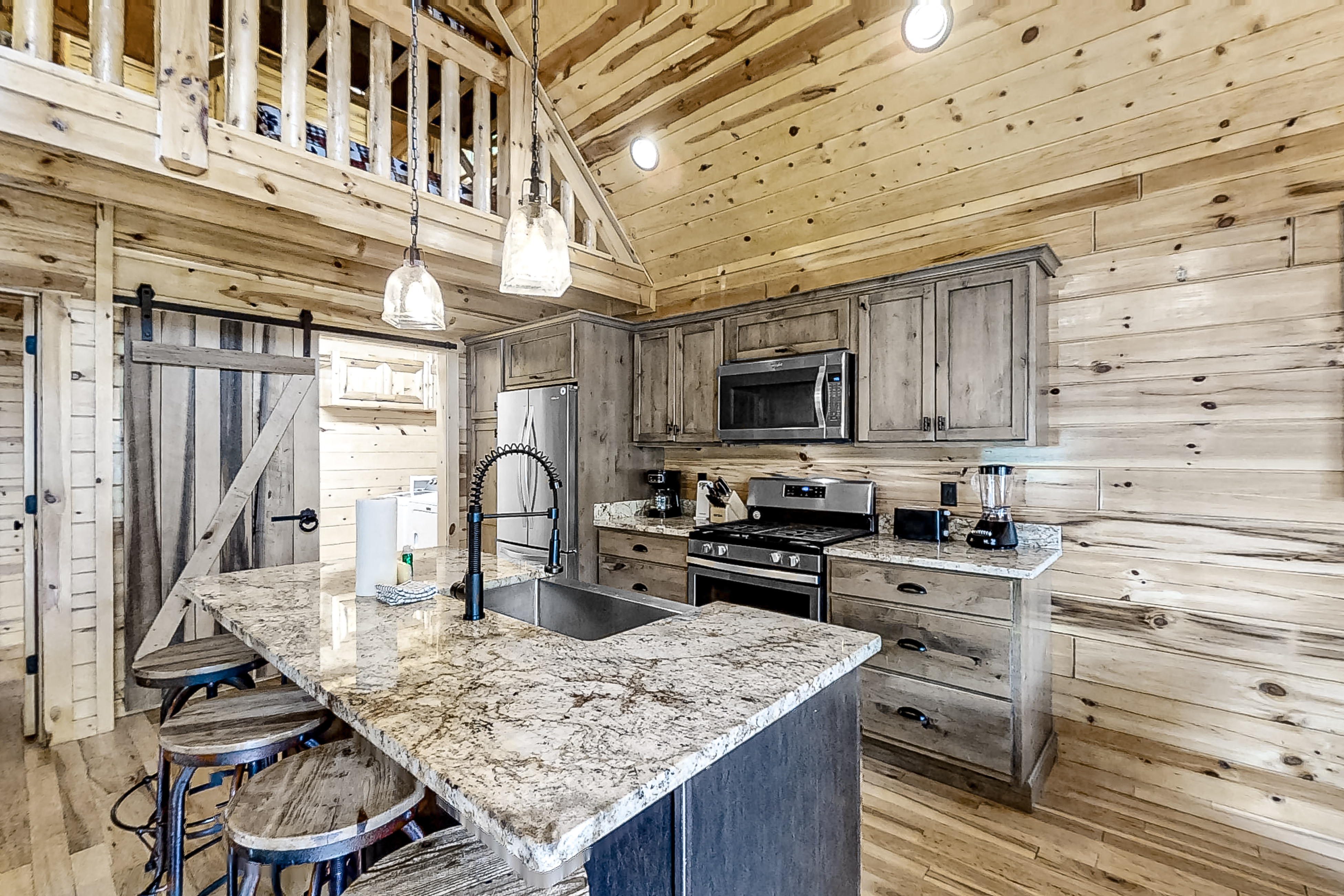 Charming Rustic Mtn Cabin, Sleep 9・Hot Tub・Balcony