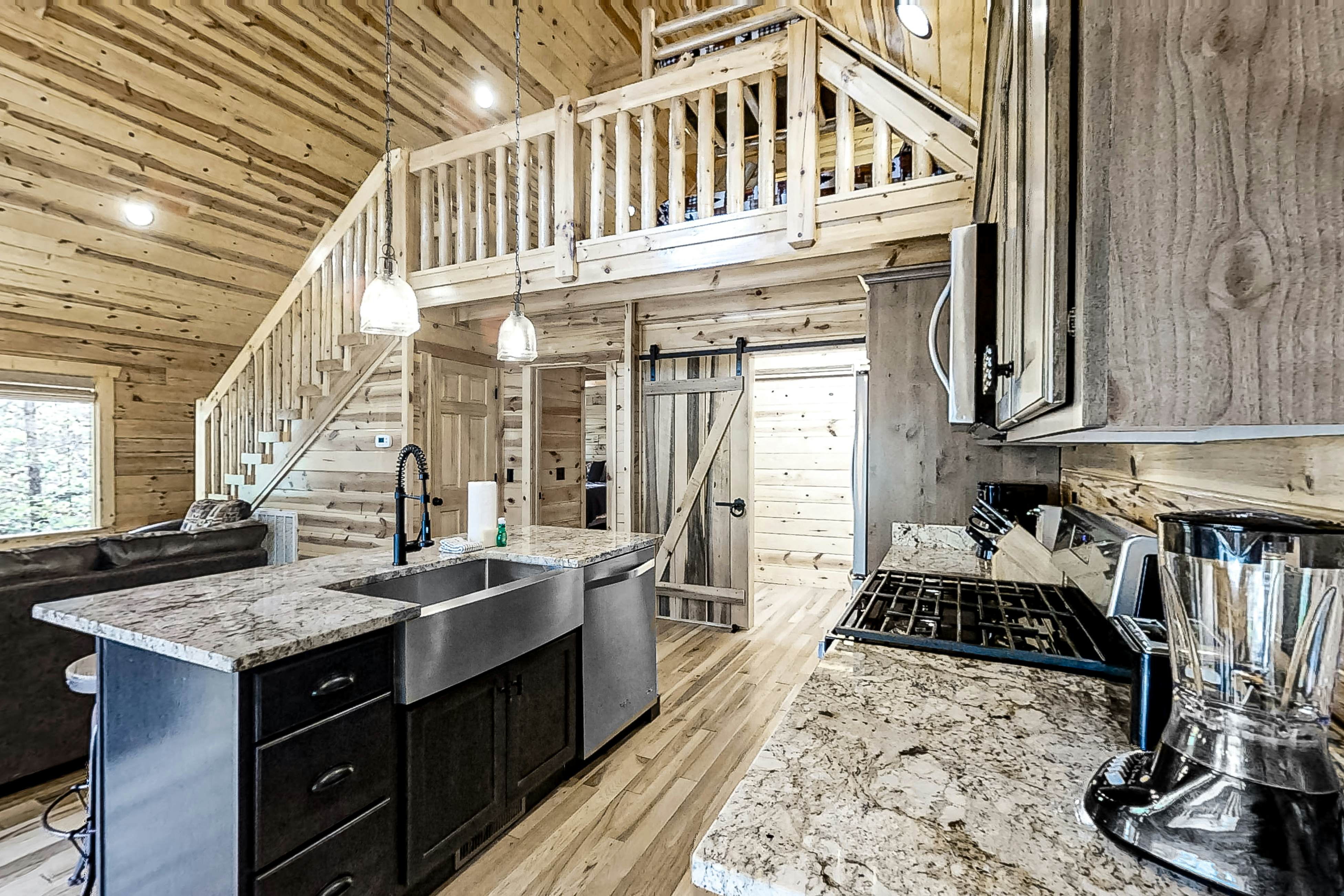 Charming Rustic Mtn Cabin, Sleep 9・Hot Tub・Balcony