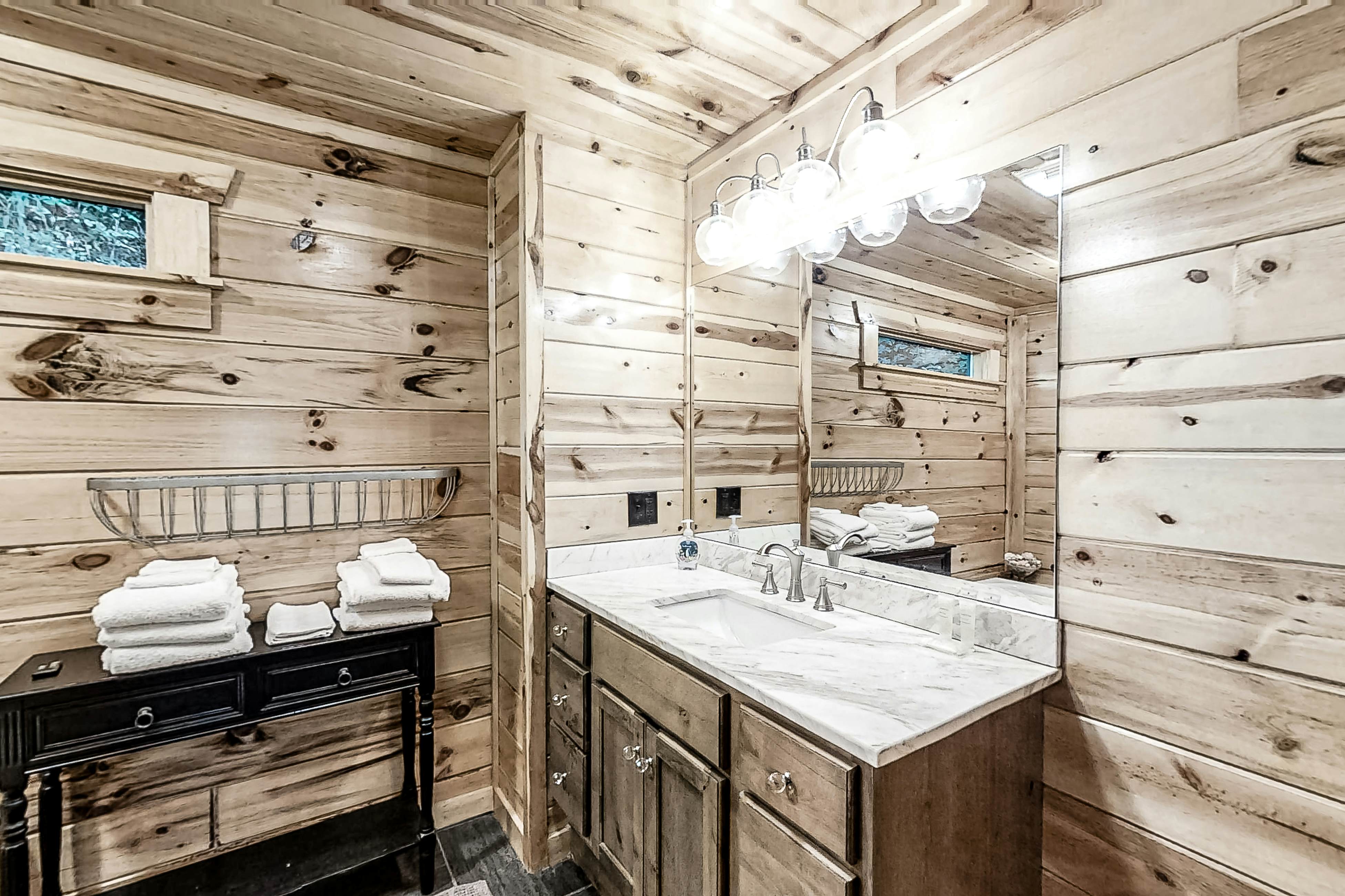 Charming Rustic Mtn Cabin, Sleep 9・Hot Tub・Balcony