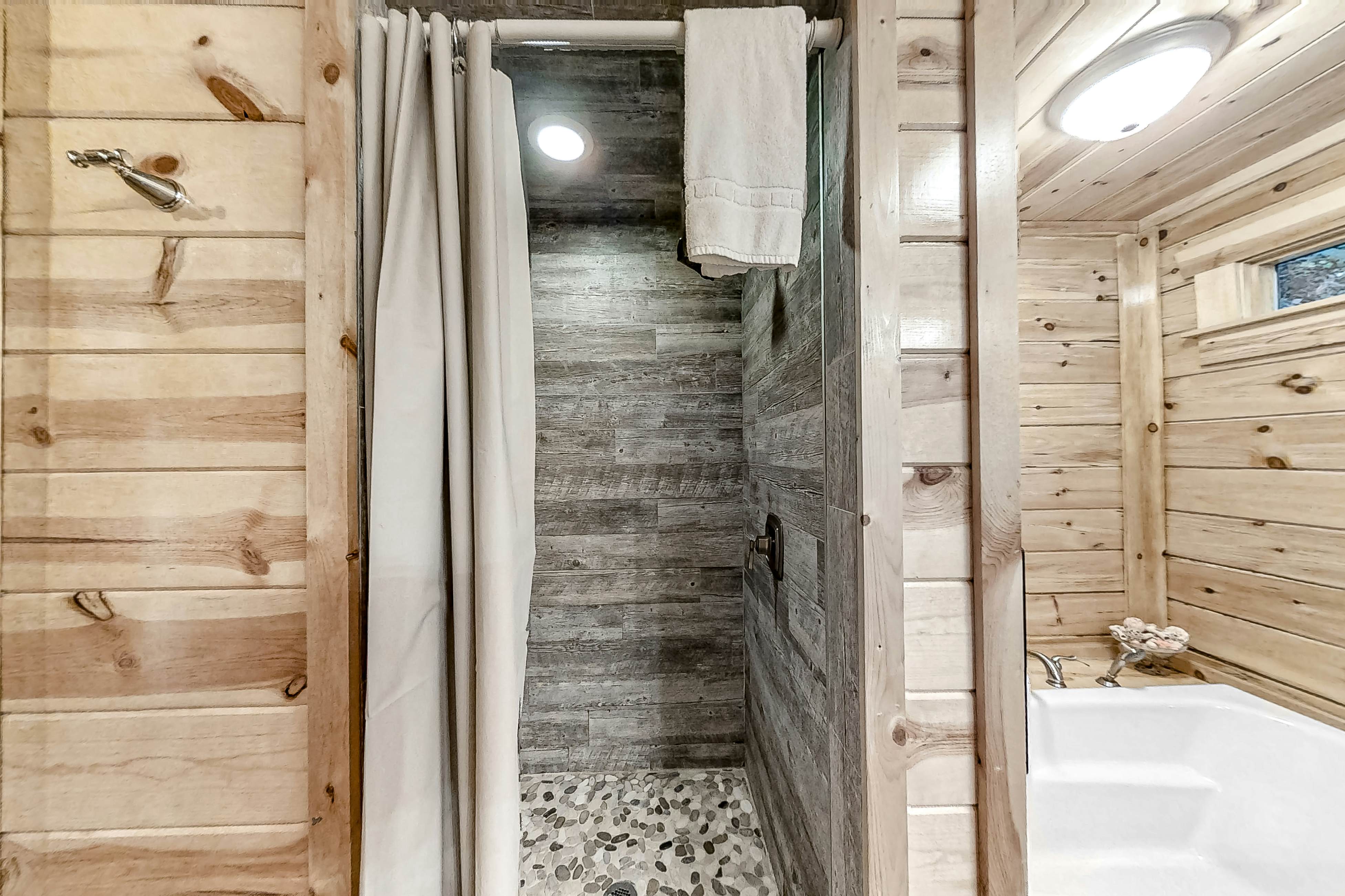 Charming Rustic Mtn Cabin, Sleep 9・Hot Tub・Balcony