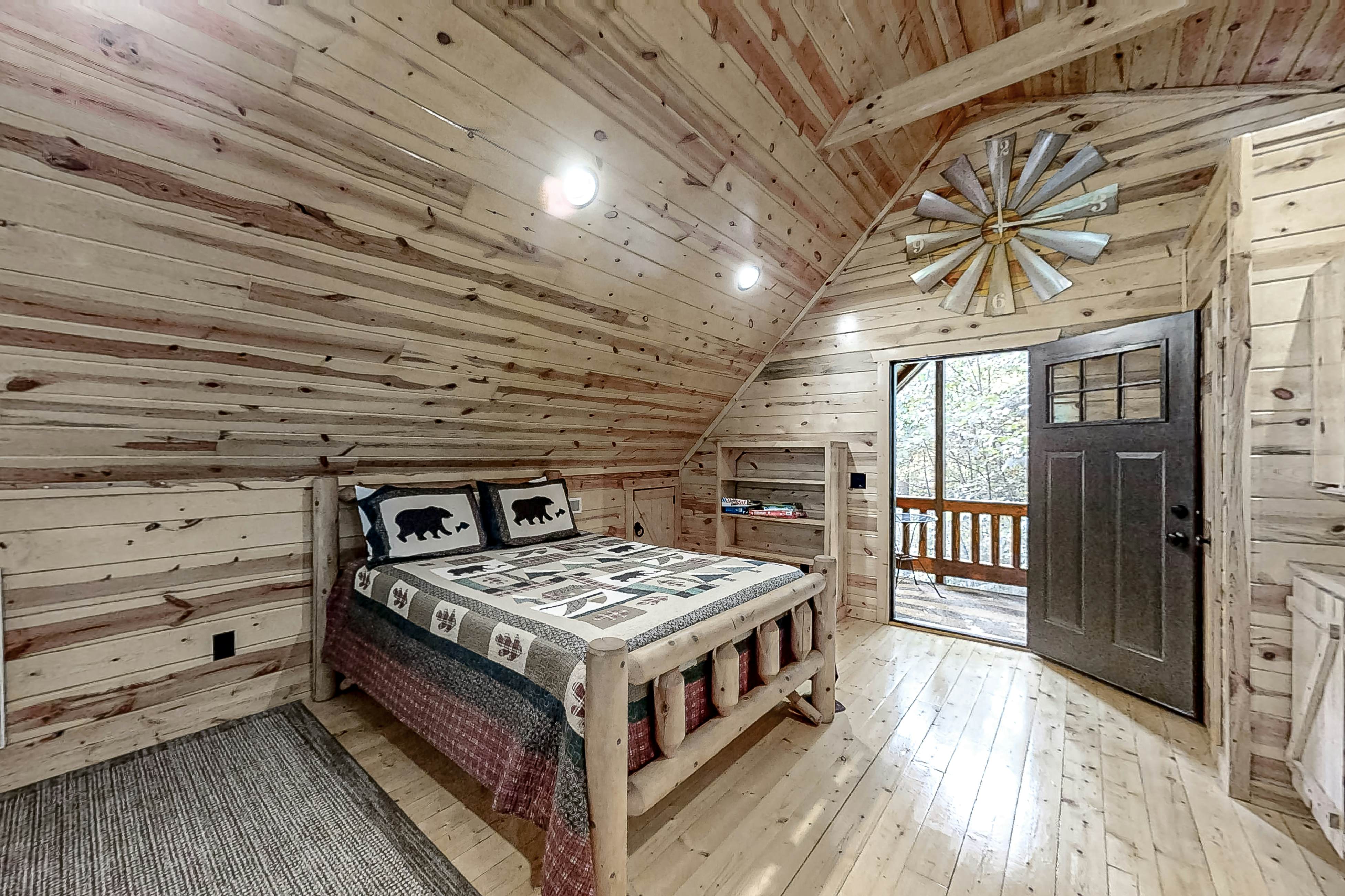 Charming Rustic Mtn Cabin, Sleep 9・Hot Tub・Balcony
