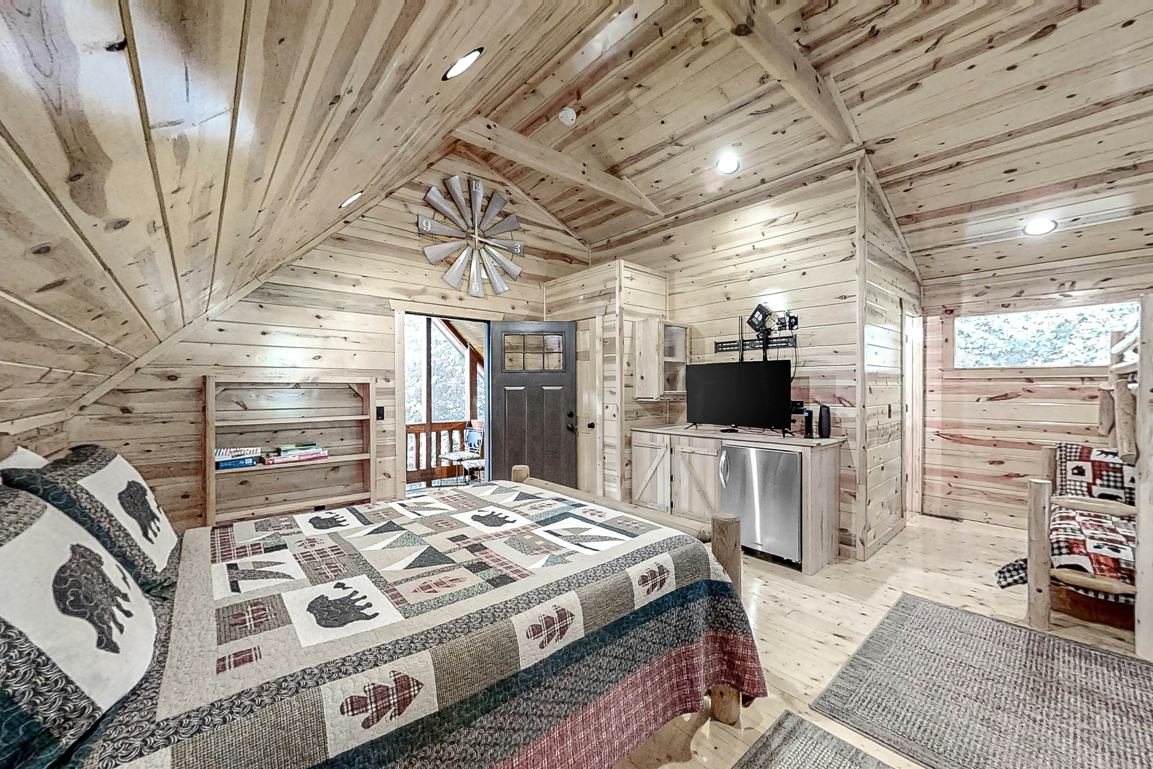 Charming Rustic Mtn Cabin, Sleep 9・Hot Tub・Balcony