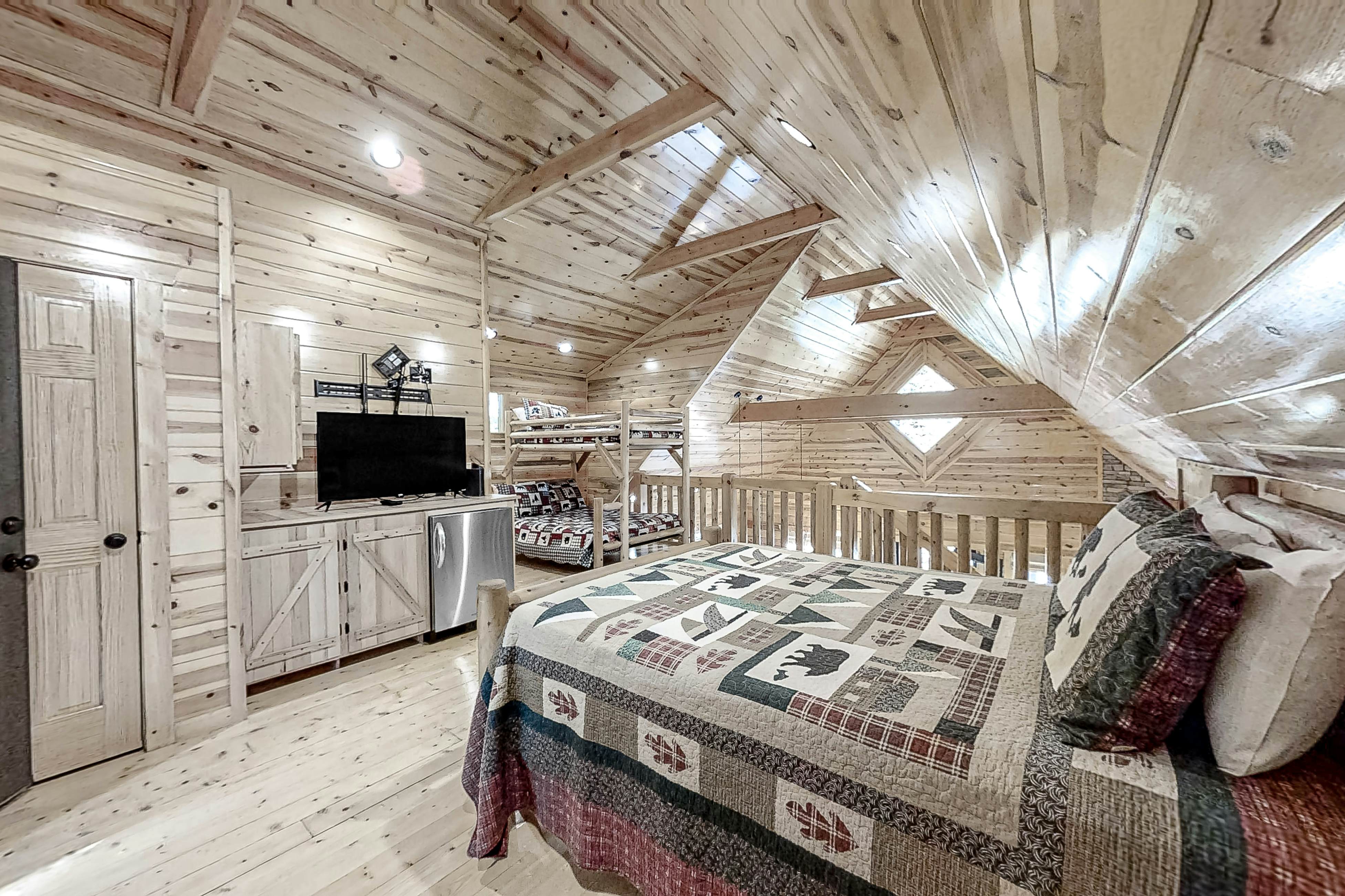 Charming Rustic Mtn Cabin, Sleep 9・Hot Tub・Balcony