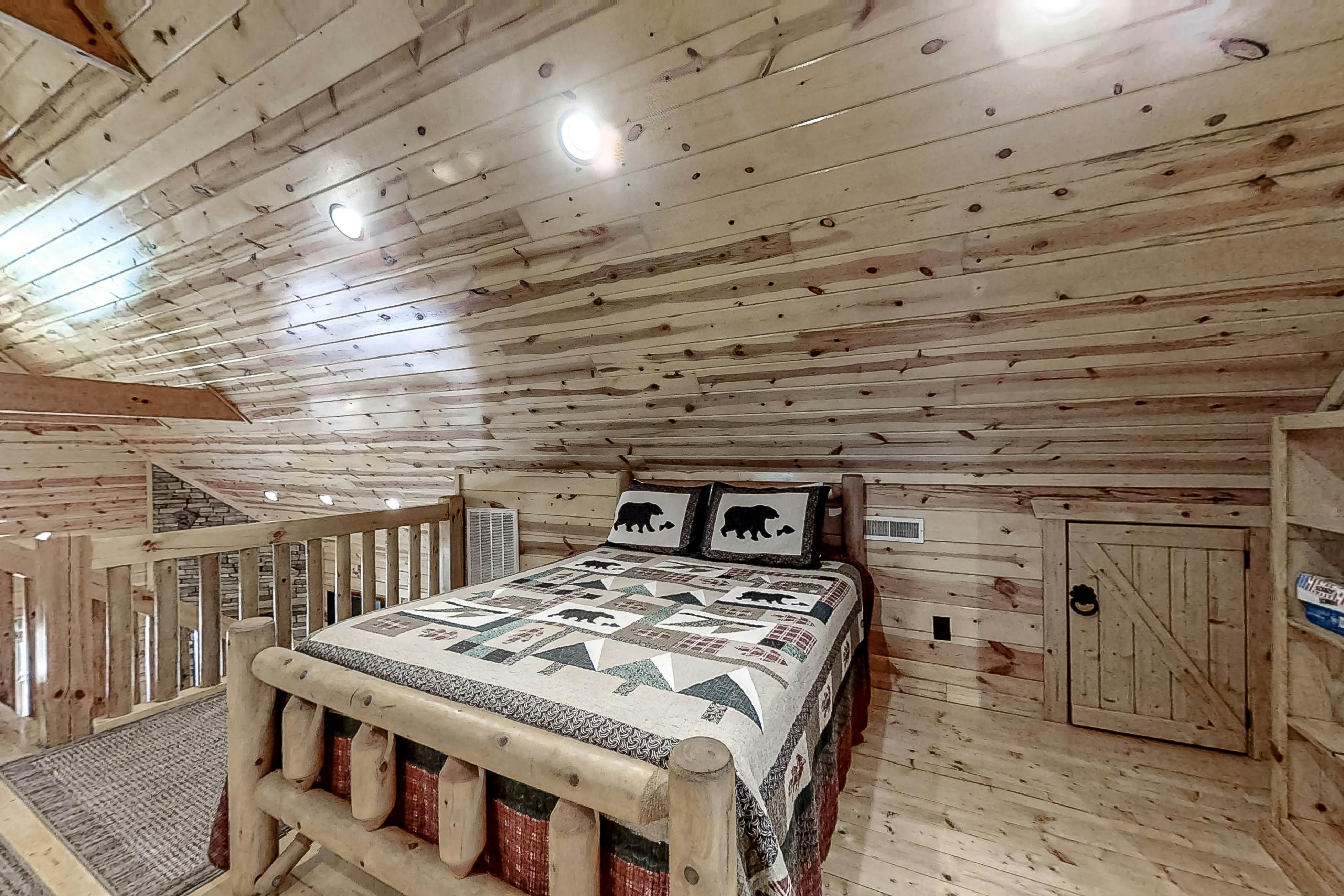 Charming Rustic Mtn Cabin, Sleep 9・Hot Tub・Balcony