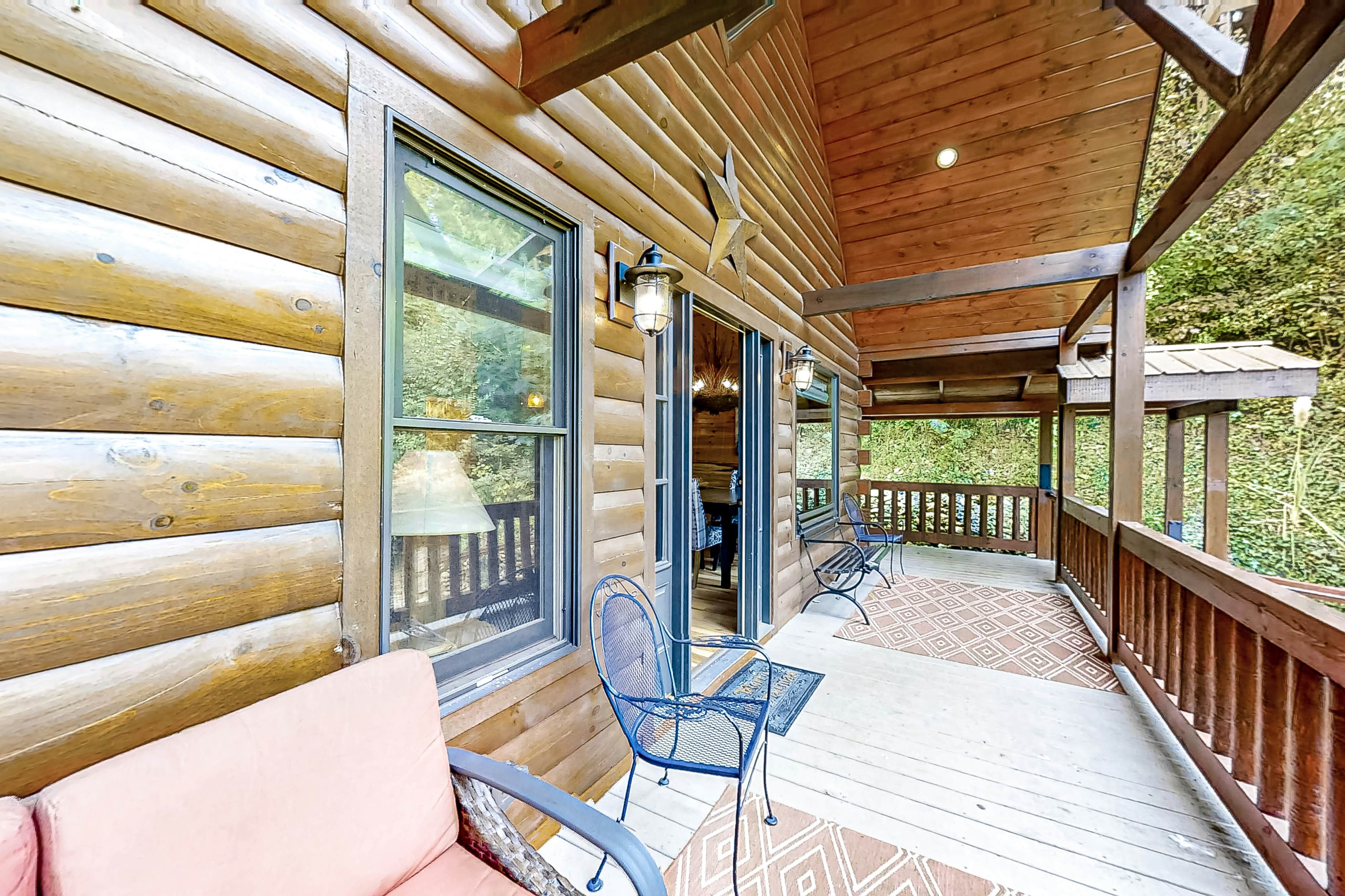 Charming Rustic Mtn Cabin, Sleep 9・Hot Tub・Balcony